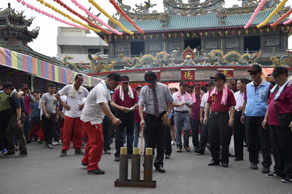 相關圖片2-農曆6月15日城隍爺遶境  林縣長活動中宣導反毒