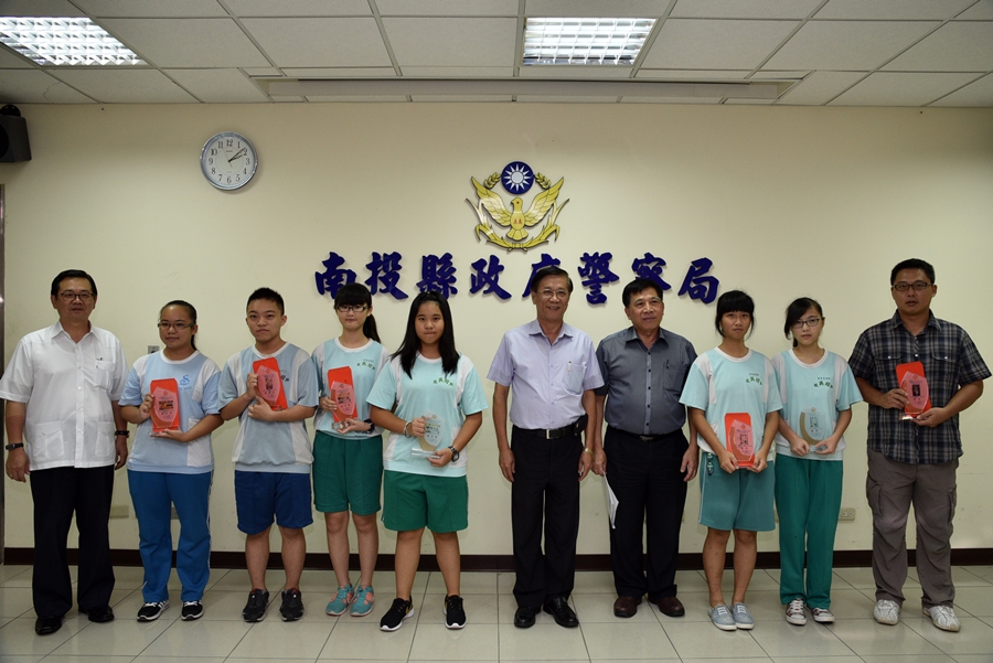 相關圖片1-學子發揮創意繪製安全帽宣導海報  林縣長頒獎表揚