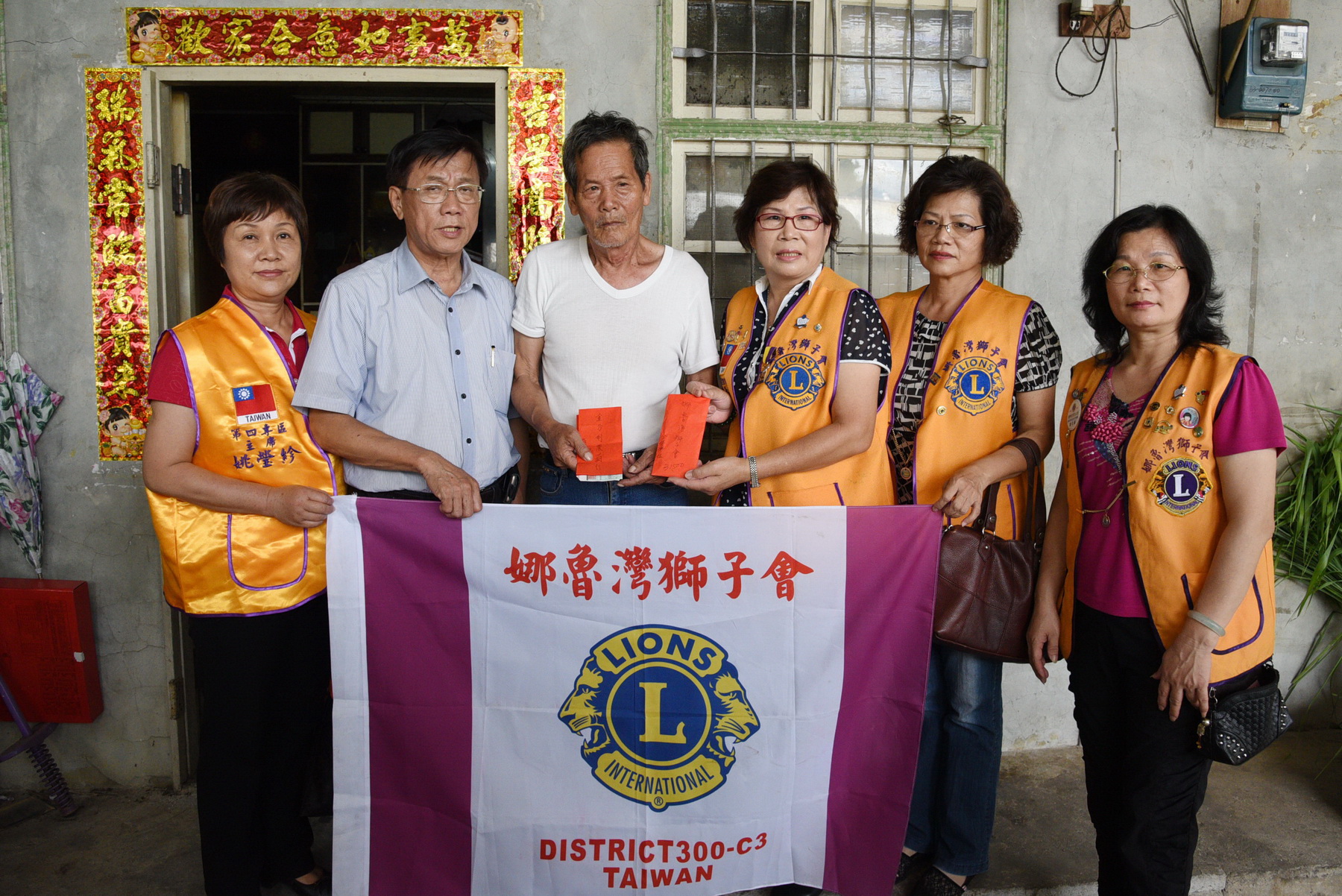 圖片-林縣長再次前往埔里探望何同學  關心病況