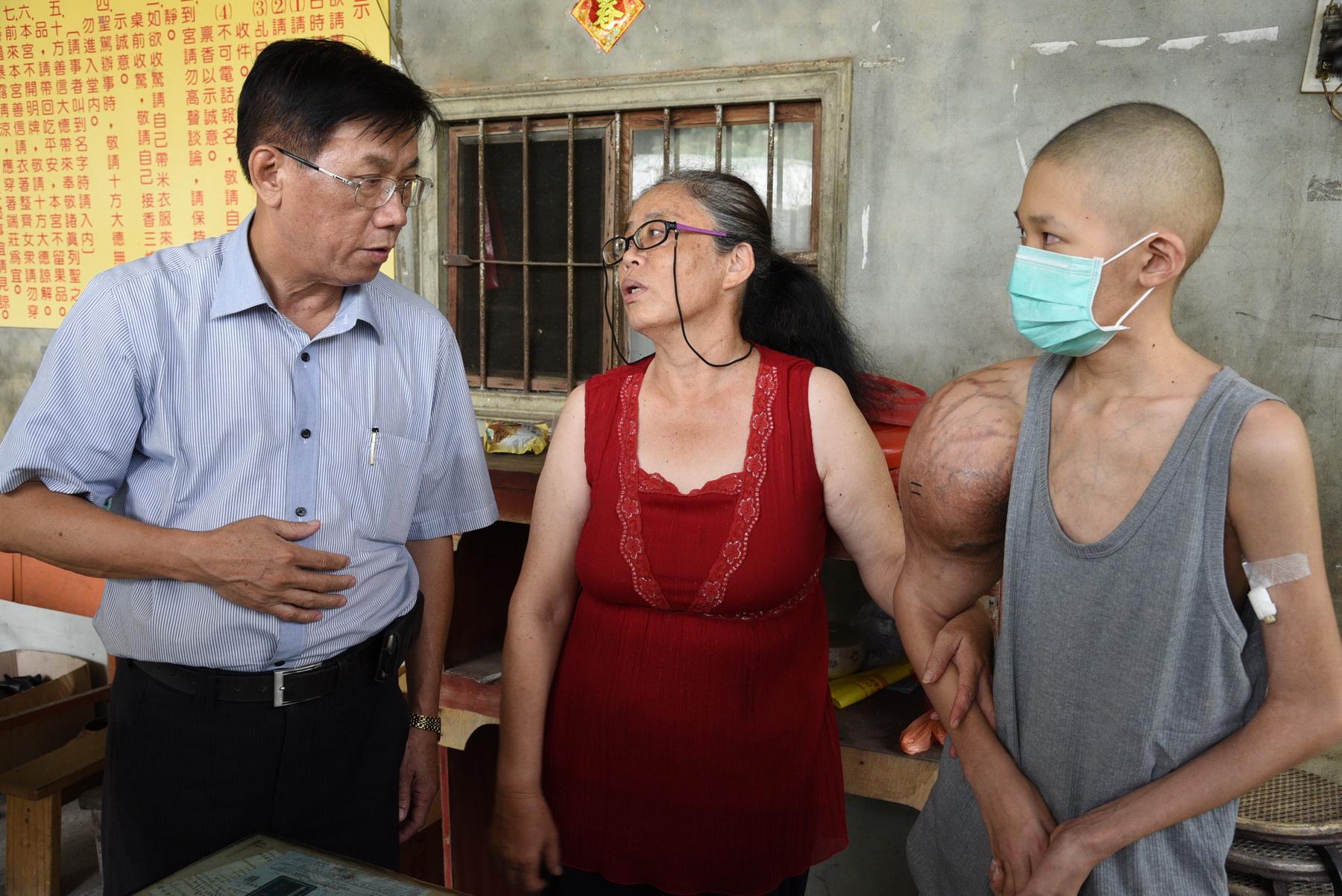 相關圖片1-林縣長再次前往埔里探望何同學  關心病況