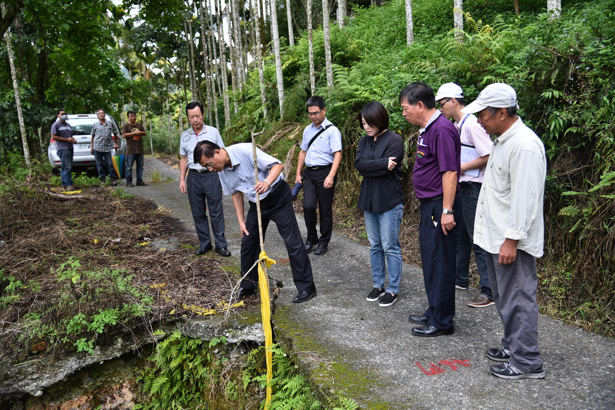 相關圖片1-重視行的安全   林縣長會勘魚池鄉道路