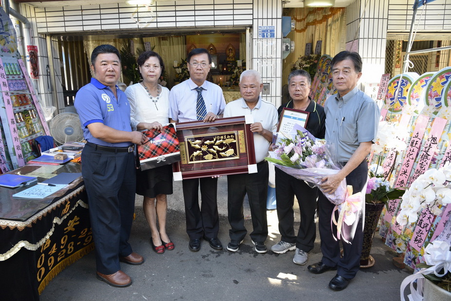 圖片-林縣長表揚辭世模範父親曾東柈先生