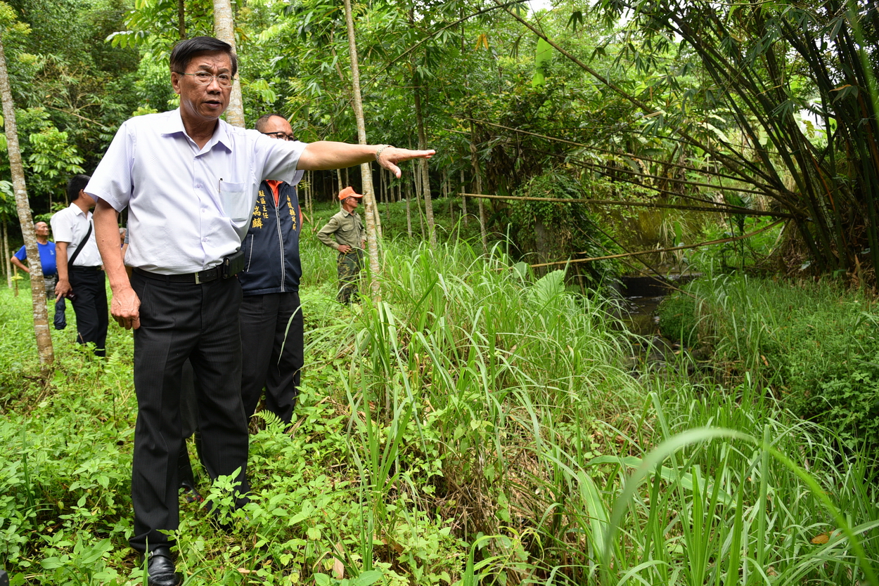 圖片-林縣長會勘鹿谷、竹山兩地野溪整治工程  避免農民土地流失