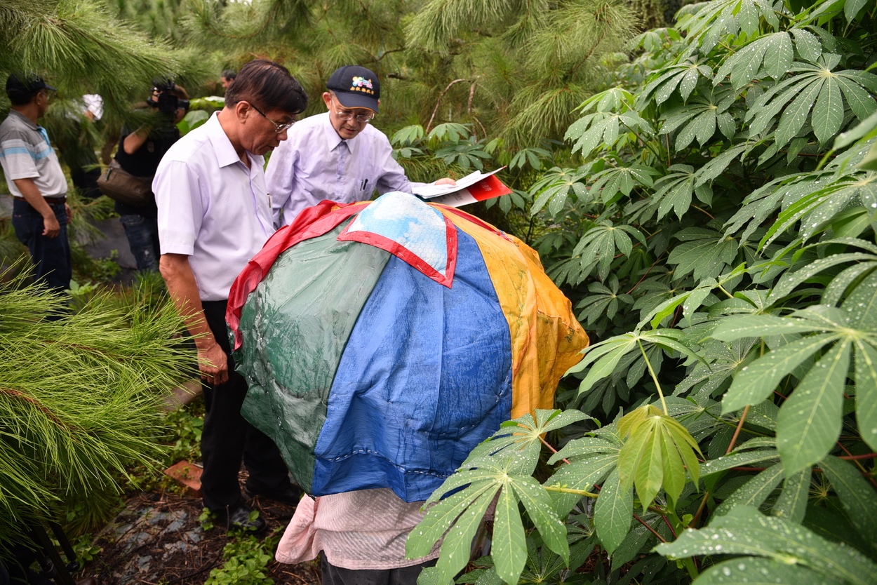 相關圖片2-林縣長會勘鹿谷、竹山兩地野溪整治工程  避免農民土地流失