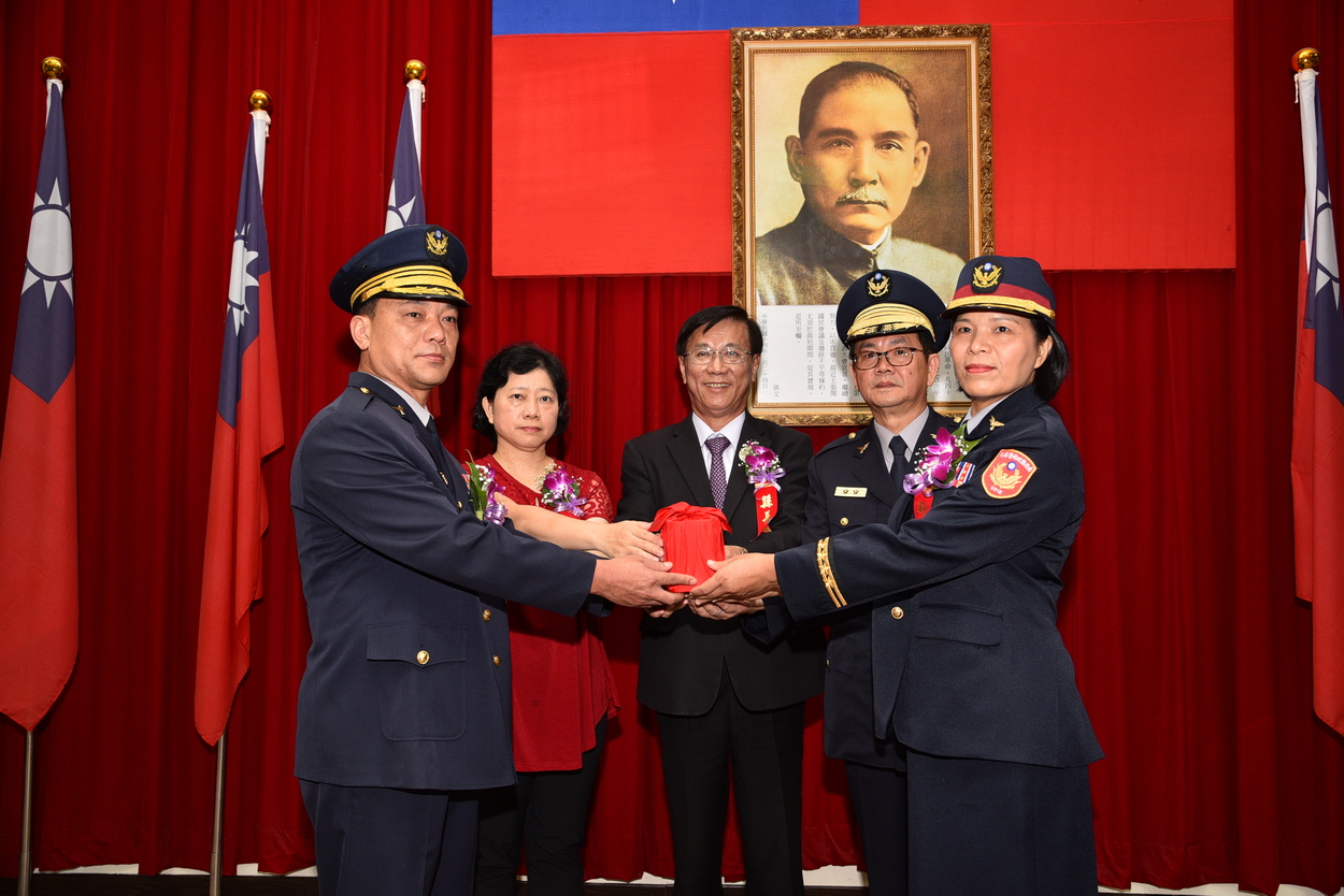 圖片-警察局分局長交接  林縣長勉勵新任分局長維護交通治安