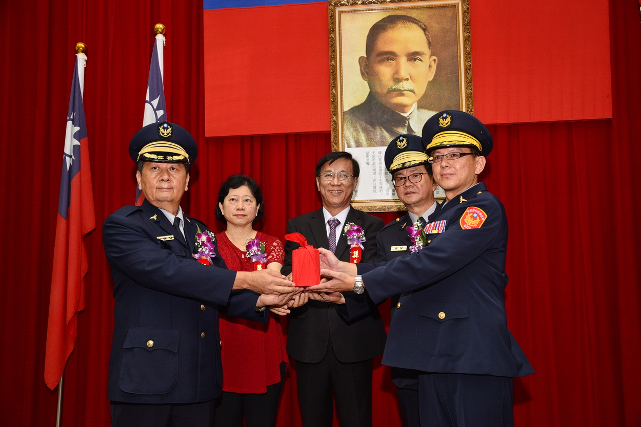 相關圖片1-警察局分局長交接  林縣長勉勵新任分局長維護交通治安