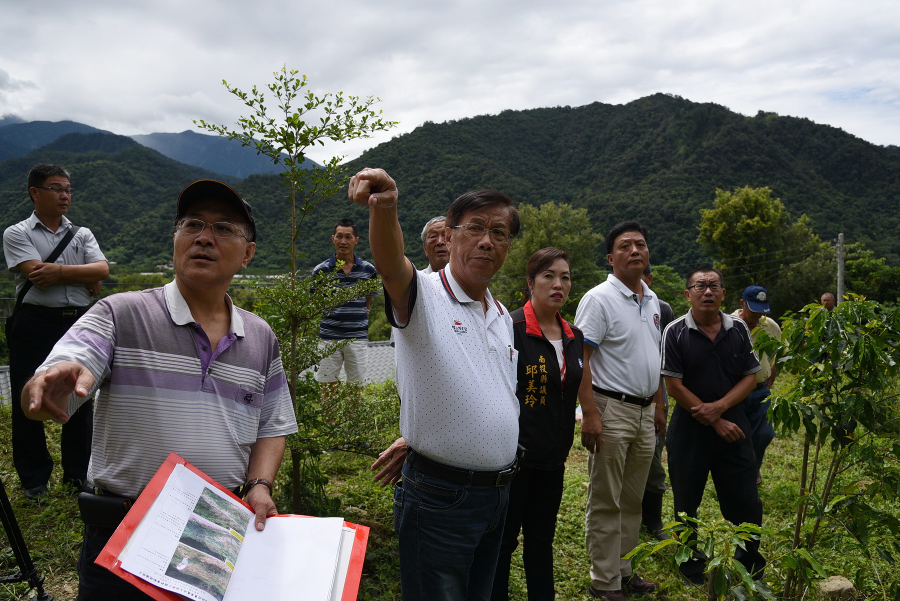 相關圖片1-林縣長會勘國姓鄉兩處野溪  同意進行整治工程