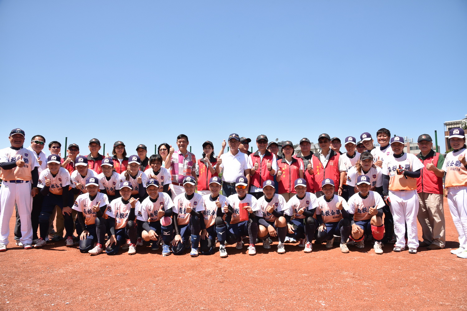 相關圖片1-第一屆企業女子壘球聯賽，「南投鷹」對上「凱撒勇士」