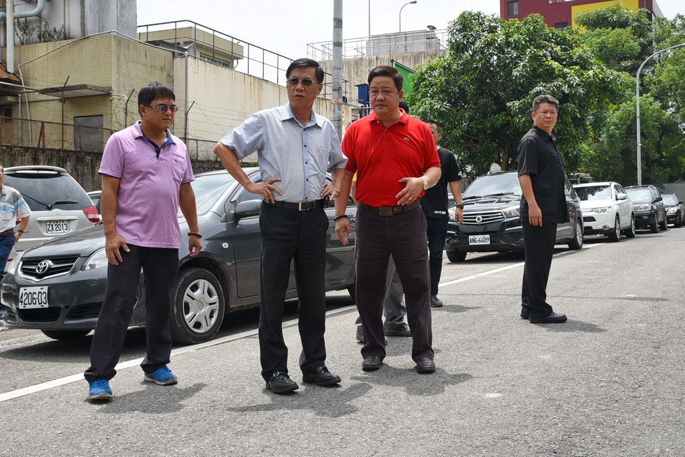 相關圖片1-林縣長會勘埔里鎭野溪及道路並允諾改善   獲鎭民肯定