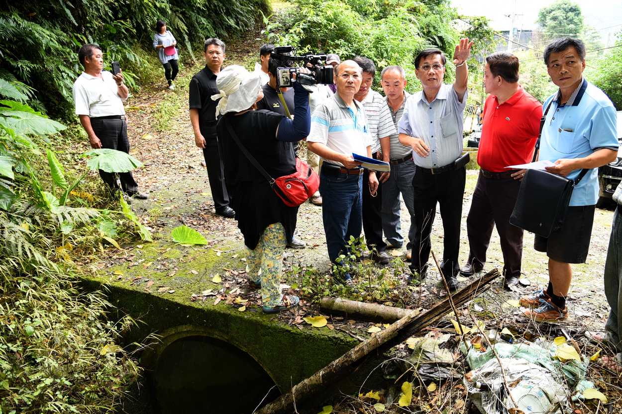 相關圖片2-林縣長會勘埔里鎭野溪及道路並允諾改善   獲鎭民肯定
