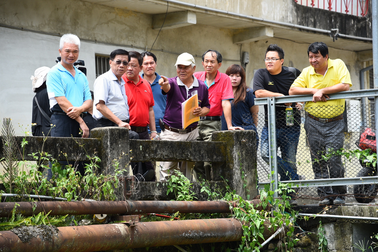 相關圖片3-林縣長會勘埔里鎭野溪及道路並允諾改善   獲鎭民肯定