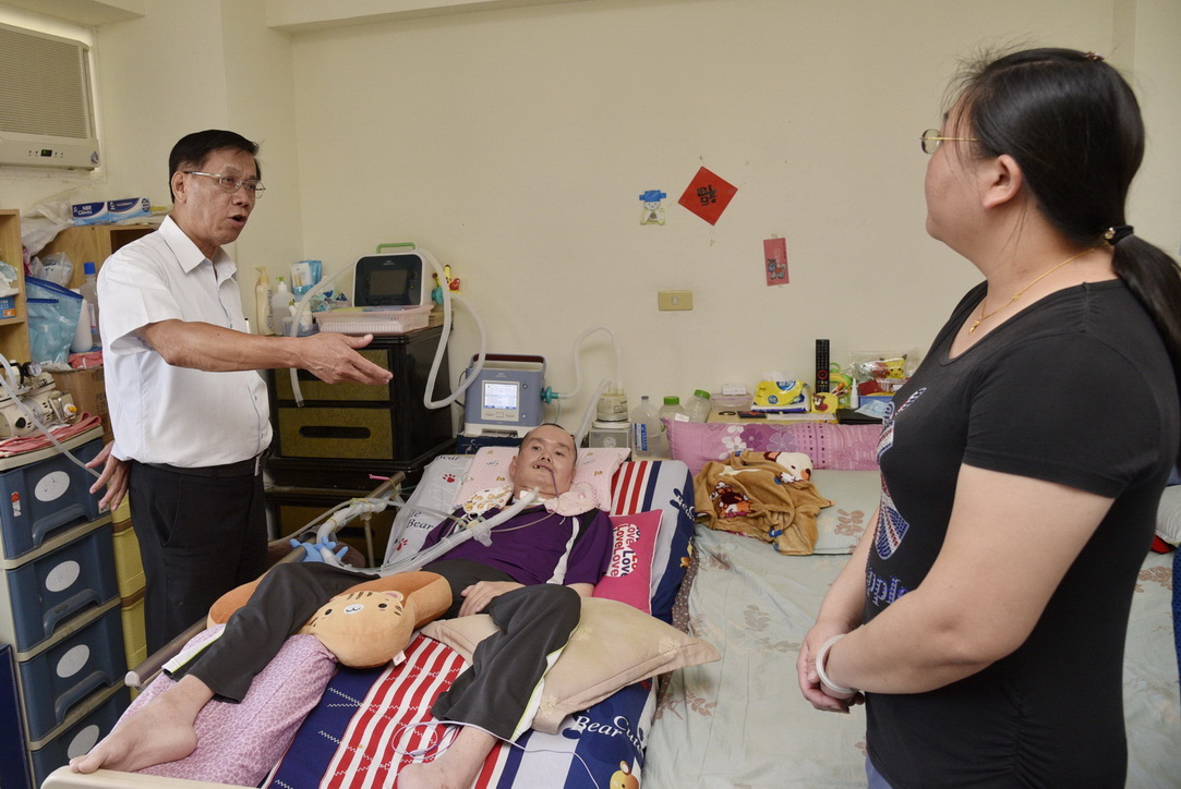 相關圖片1-12歲許旭東照顧漸凍人症父親  獲全國孝行獎