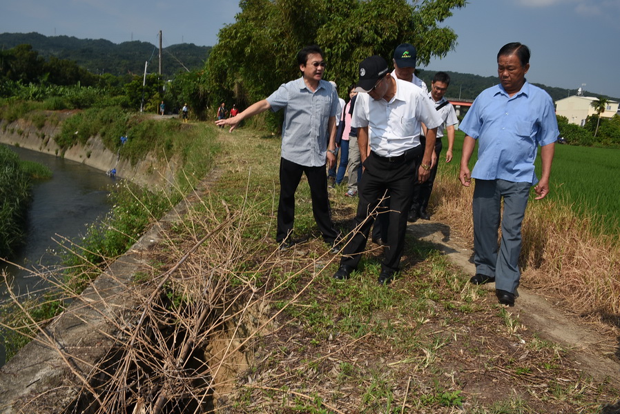 相關圖片1-縣長會勘草屯溪州埤護岸及太平路一段排水改善工程
