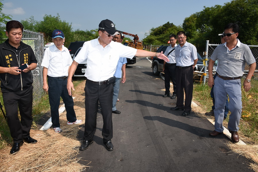 相關圖片2-縣長會勘草屯溪州埤護岸及太平路一段排水改善工程