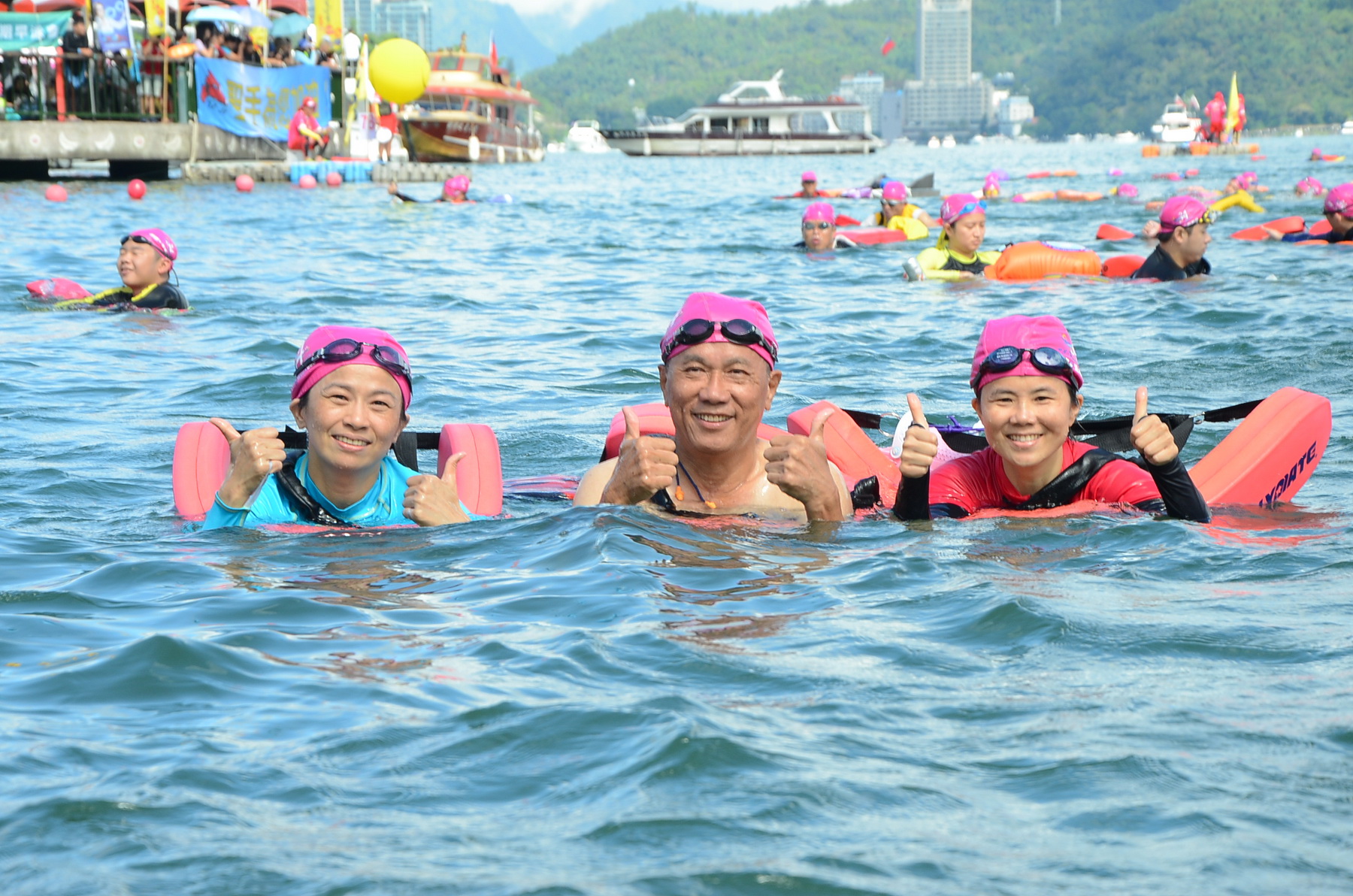 圖片-萬人泳渡日月潭  林縣長率主管下水挑戰