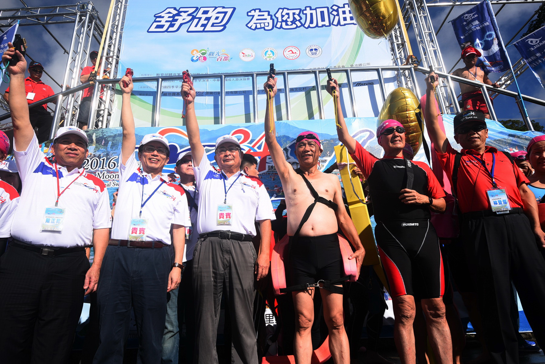相關圖片1-萬人泳渡日月潭  林縣長率主管下水挑戰