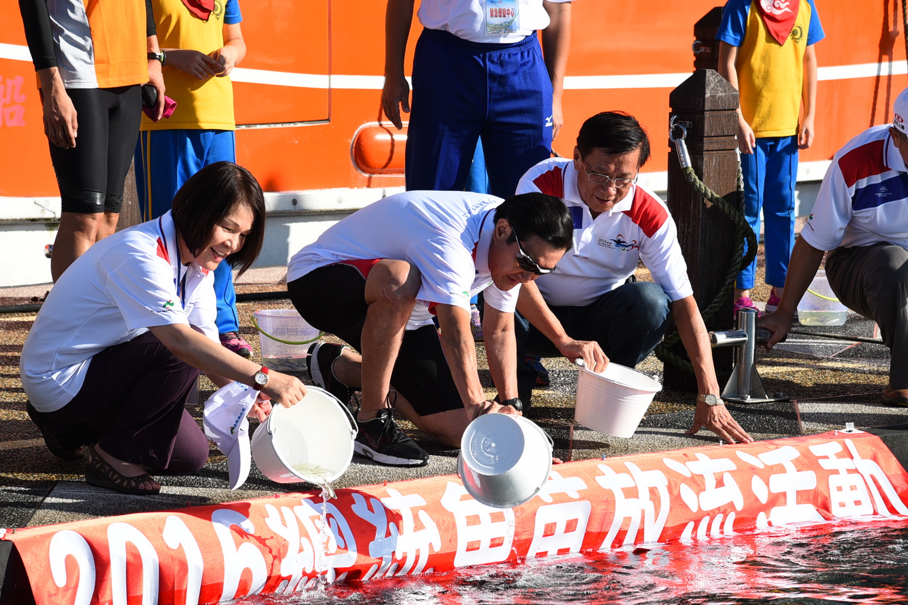 相關圖片2-萬人泳渡日月潭  林縣長率主管下水挑戰