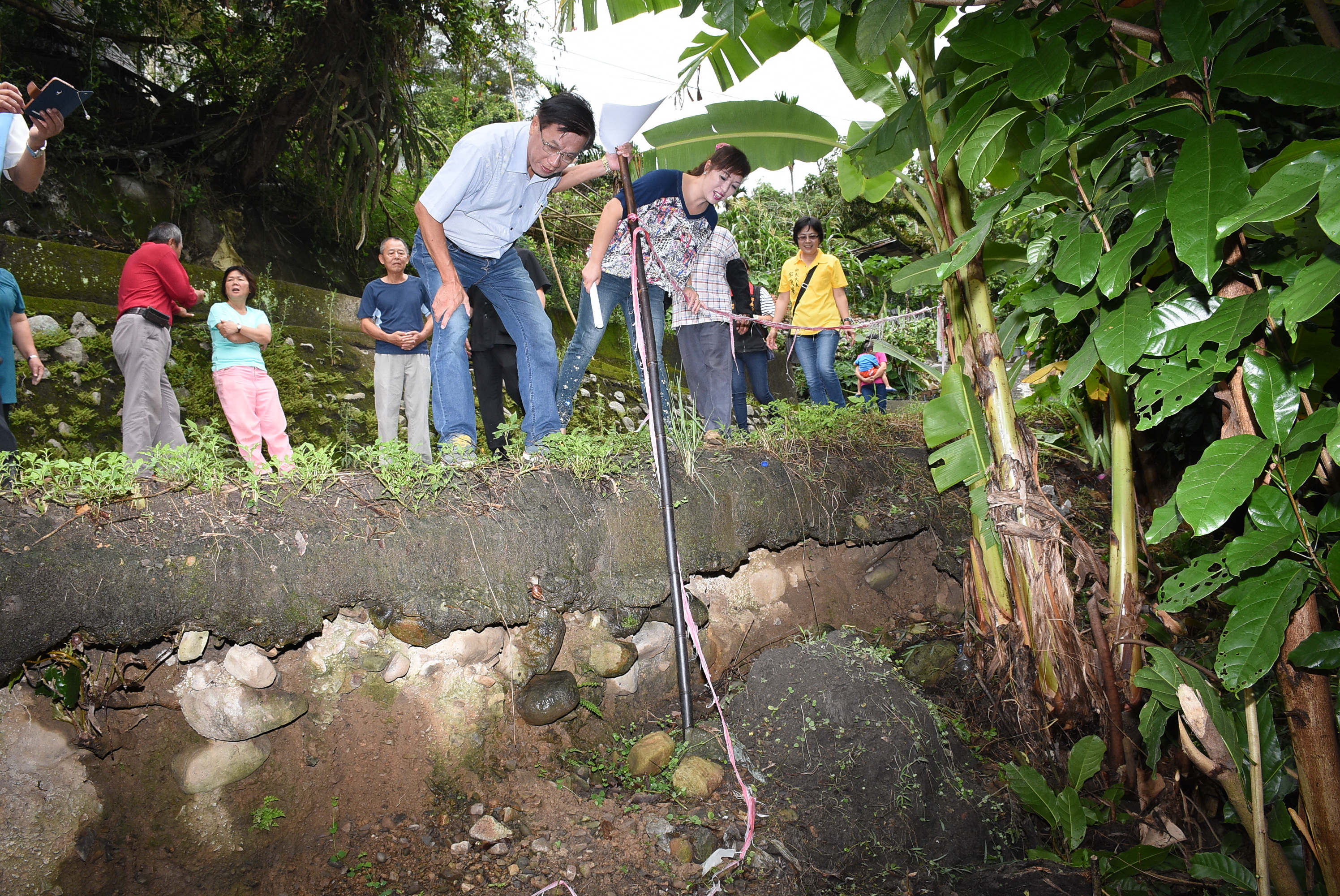 圖片-林縣長前往國姓鄉長流、國姓及北山等村多處危險道路會勘