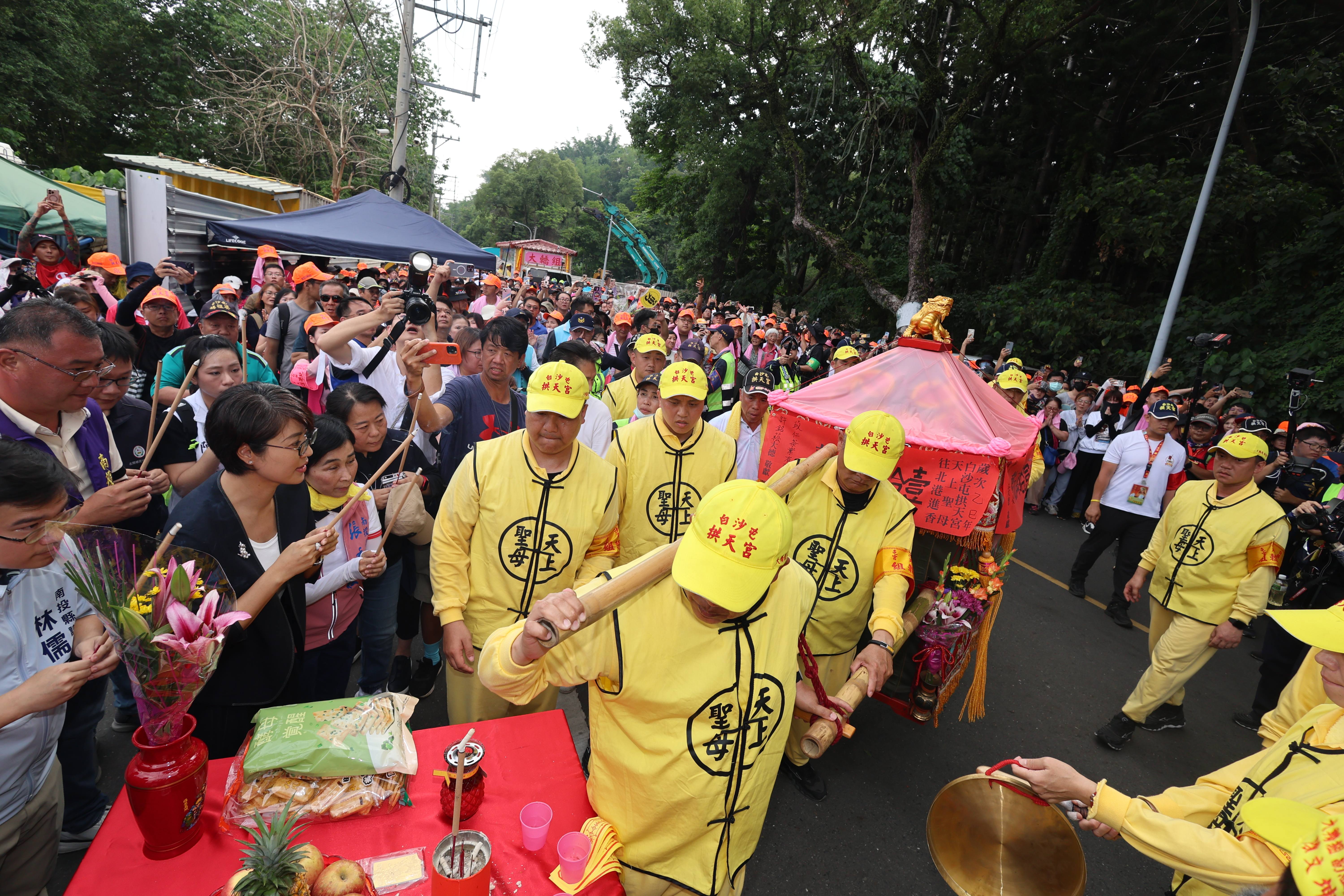 相關圖片2-白沙屯媽祖遶境南投 許縣長名間跪迎鑾駕祈願