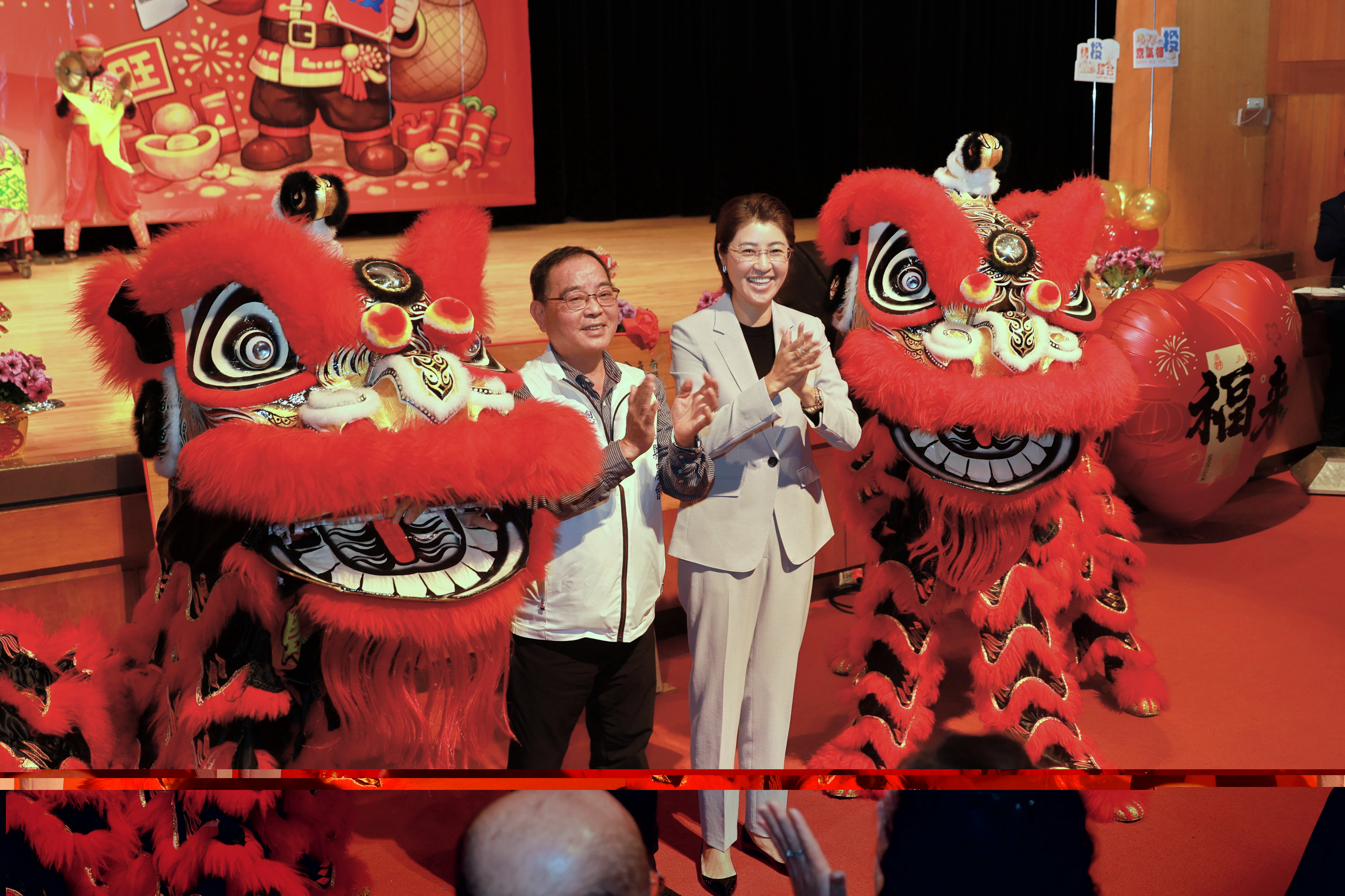 相關圖片2-農民節表彰大會    縣長許淑華向農民致敬