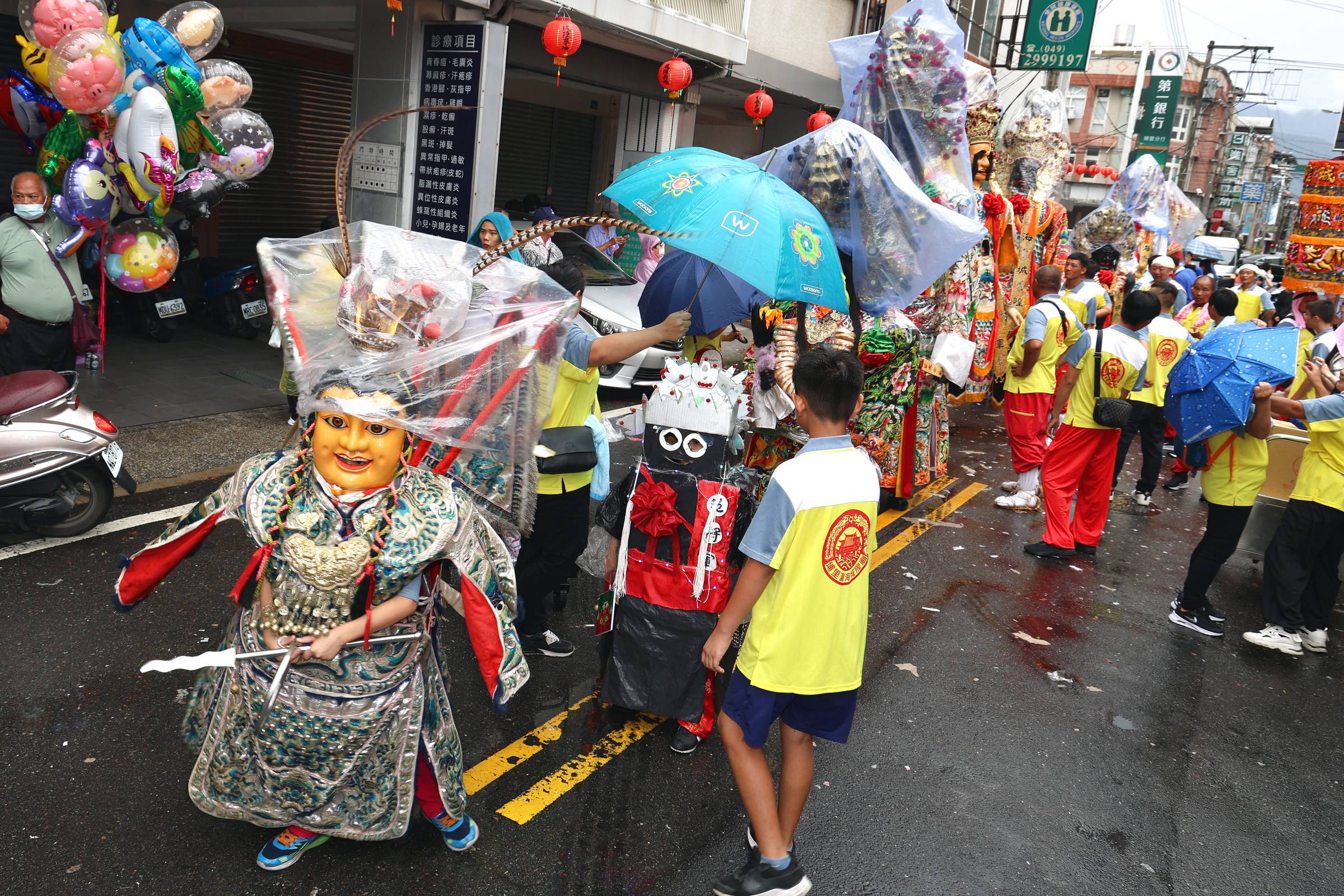 相關圖片4-埔里瀛海城隍廟祈安遶境 王副縣長點起馬炮祈求合境平安