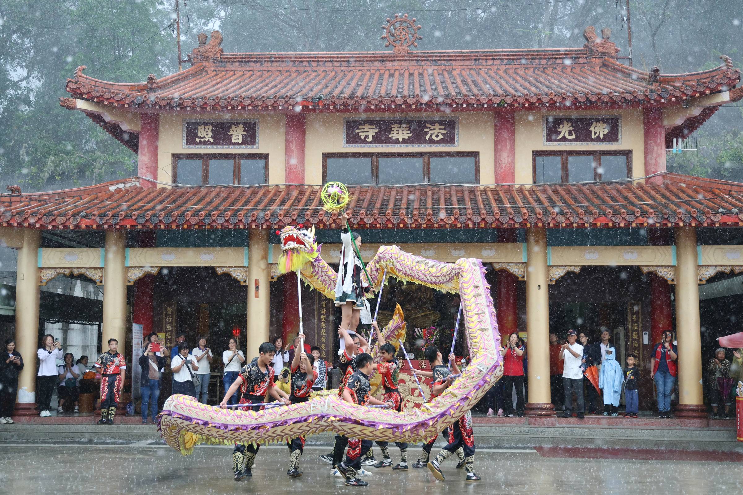 圖片-「金龍賜福藝術文化節」迎春雨引人潮 同享信仰藝文公益之樂