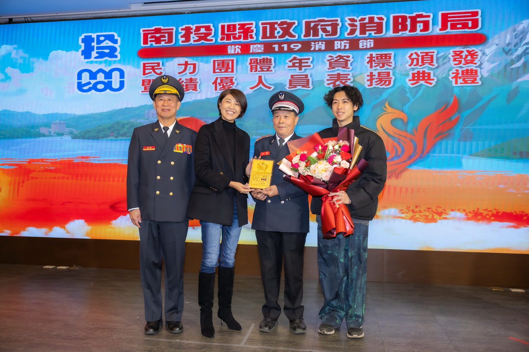 相關圖片2-消防局歡慶119消防節暨民力團體表揚　許縣長親自頒獎致謝