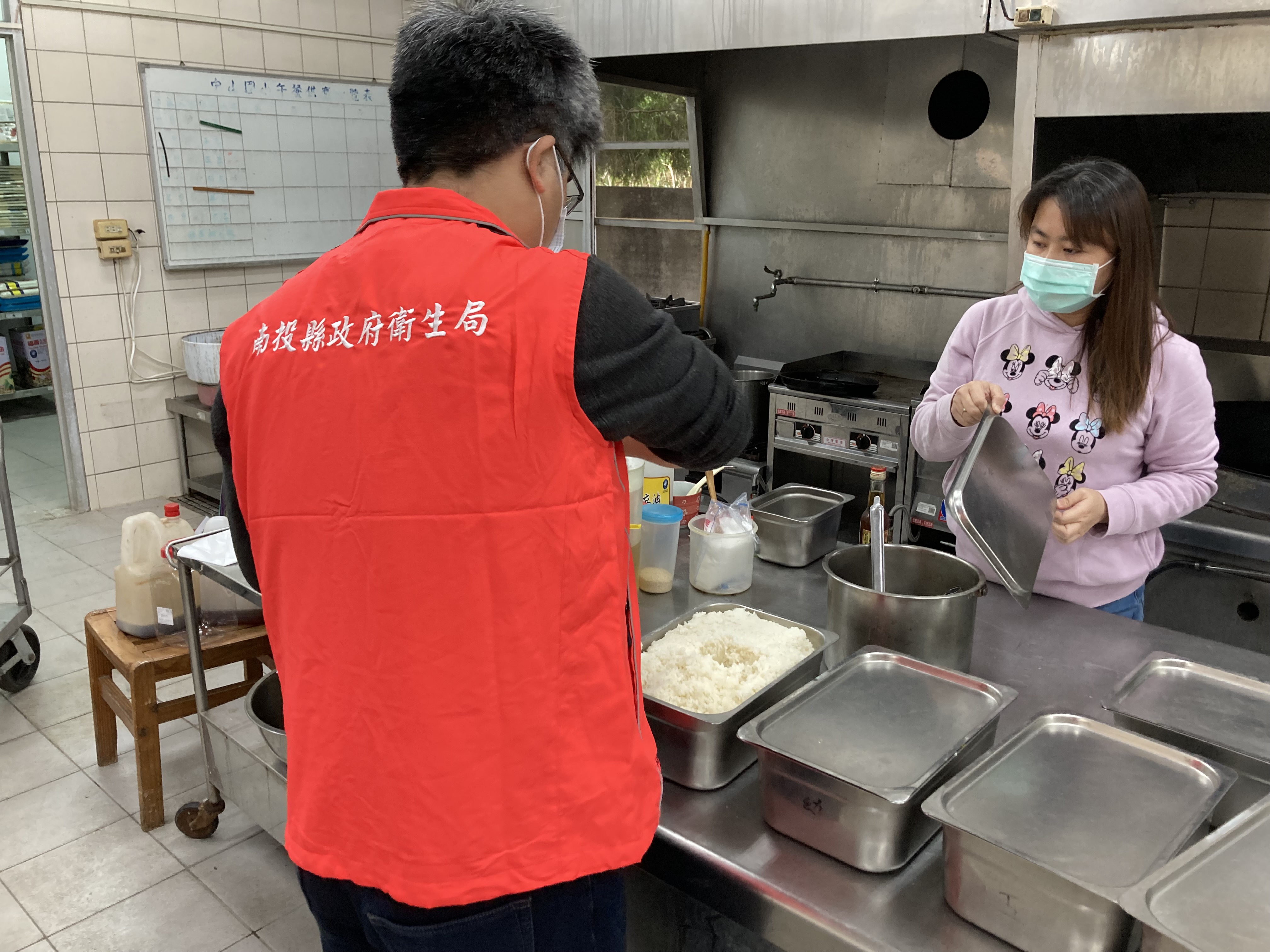 相關圖片1-南投縣衛生局全面查核校園午餐 守護學童飲食安全