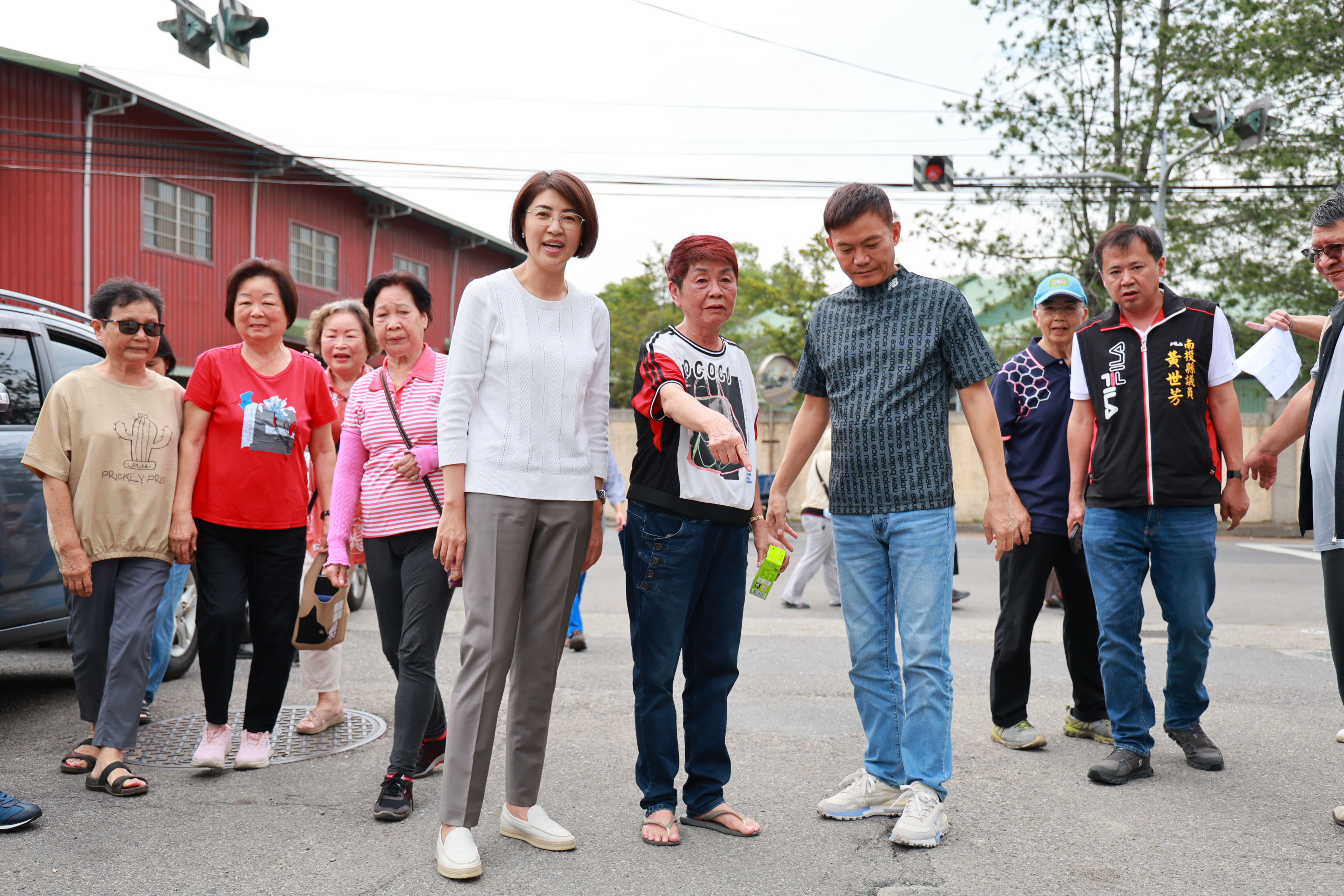相關圖片1-許縣長會勘埔里及魚池13件道路改善工程  提升在地鄉親出入安全與農產運輸便利性