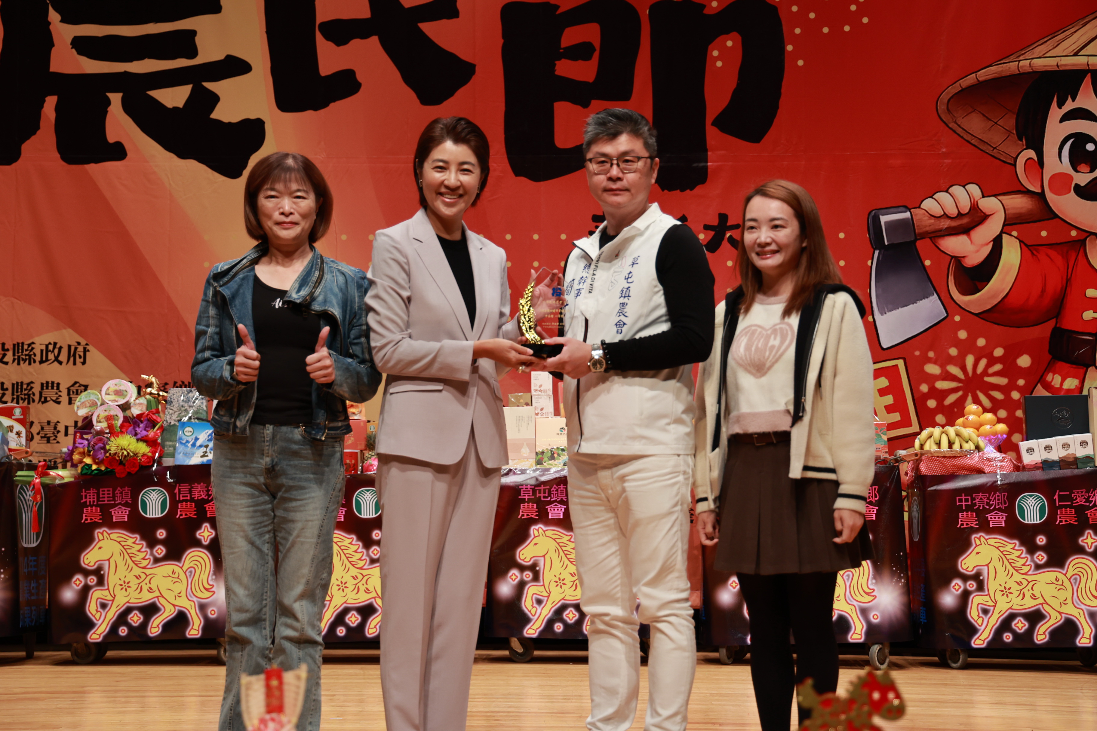 相關圖片3-農民節表彰大會    縣長許淑華向農民致敬