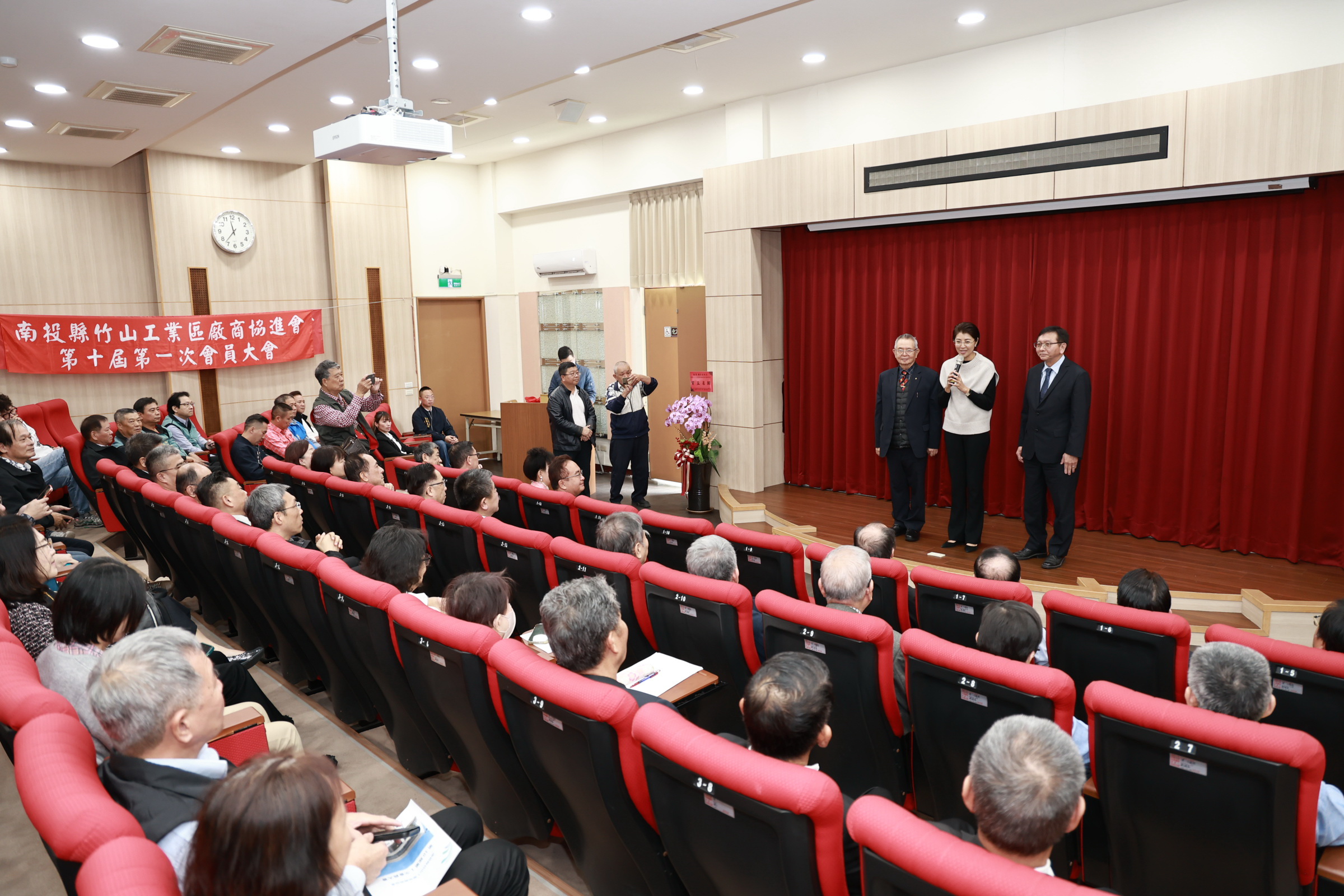 相關圖片1-竹山工業區廠商協進會理事長交接  許縣長到場監交祝賀