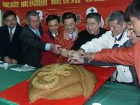 圖片-林縣長代言2005元宵黃金米糕桃萬人吃平安活動