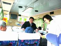 圖片-林縣長視察並親乘老人免費公車 