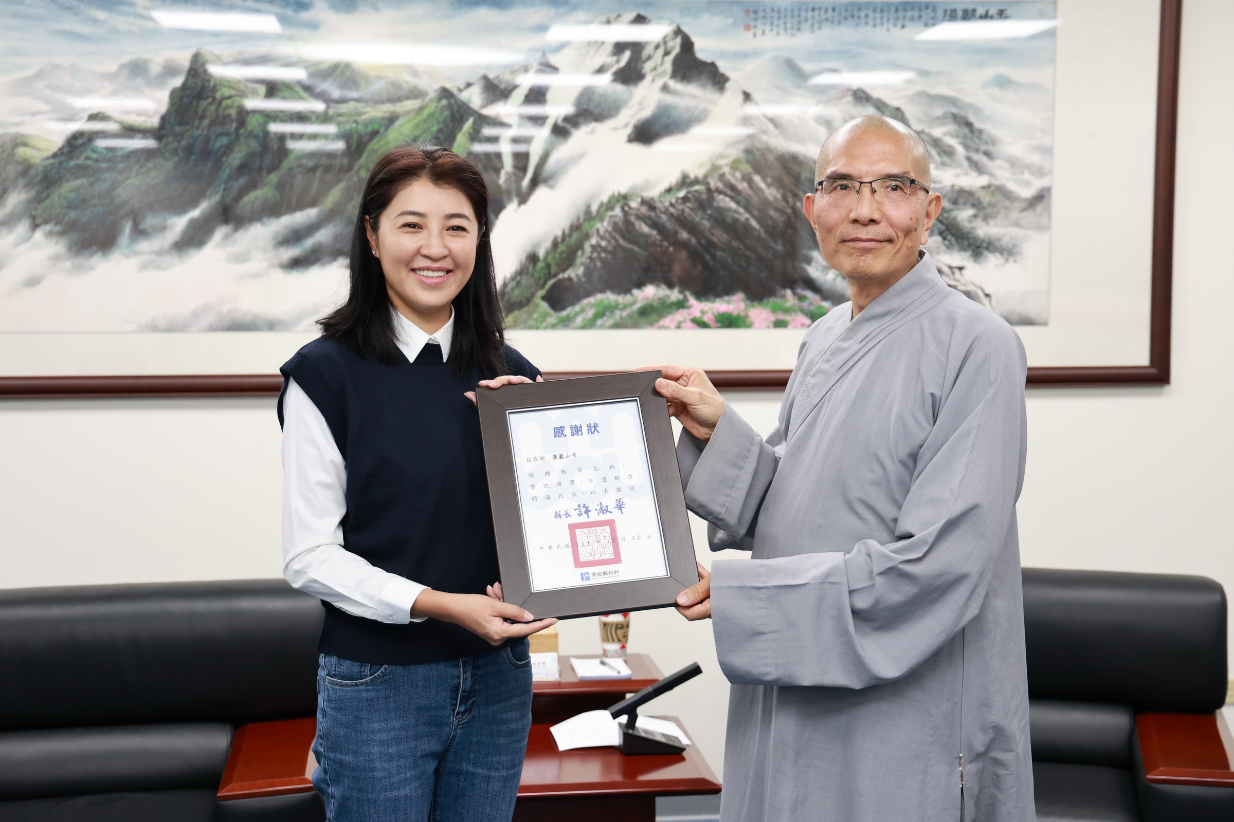 文章圖片-靈巖山寺捐物資助弱勢 許縣長頒感謝狀表謝忱