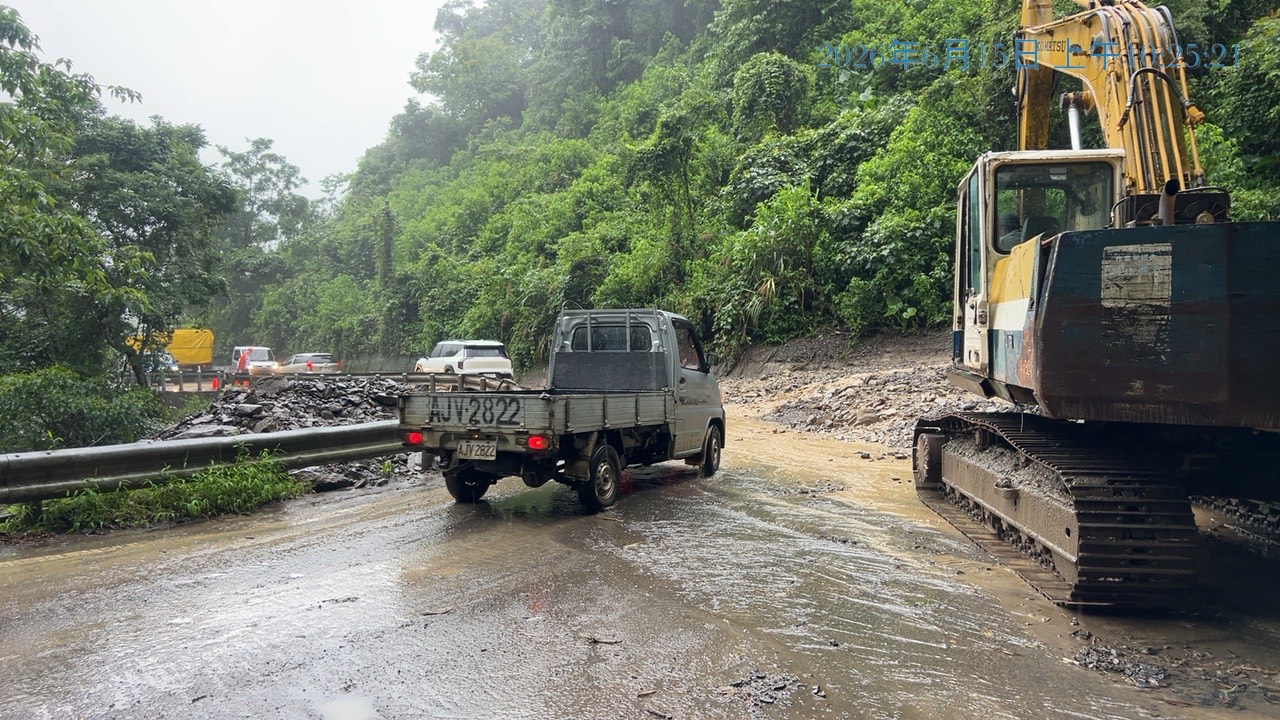 圖片-投89線邊坡不穩土石持續流竄 縣府搶修守護用路安全
