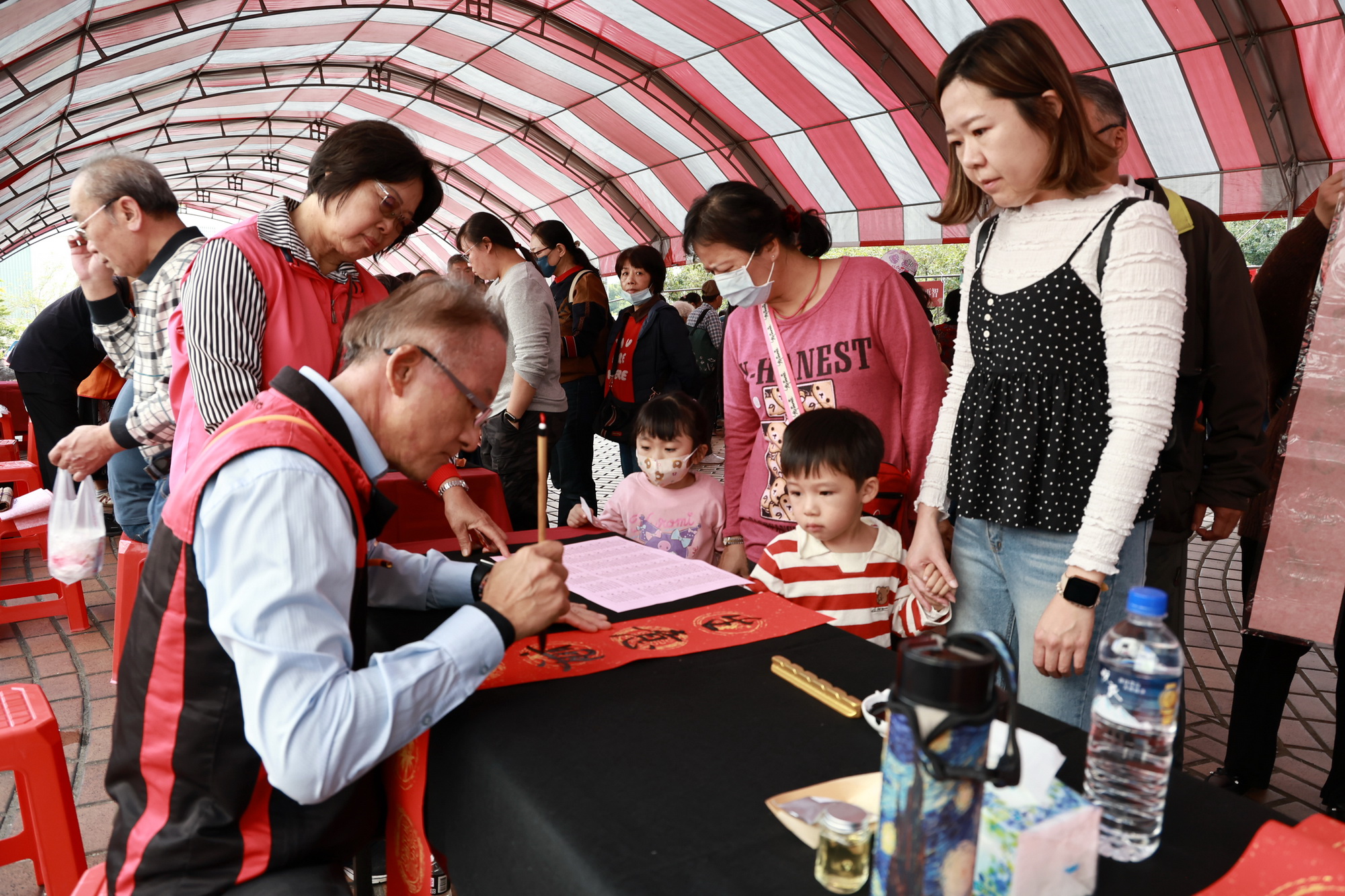 相關圖片4-縣府丙午年新春揮毫活動  邀32位書法名家現場書寫送春聯