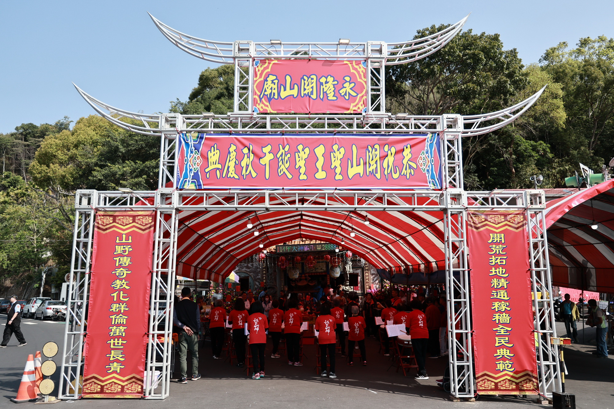 相關圖片4-鹿谷開山廟28,888斤大神龜  許縣長到場團拜揭紅綵