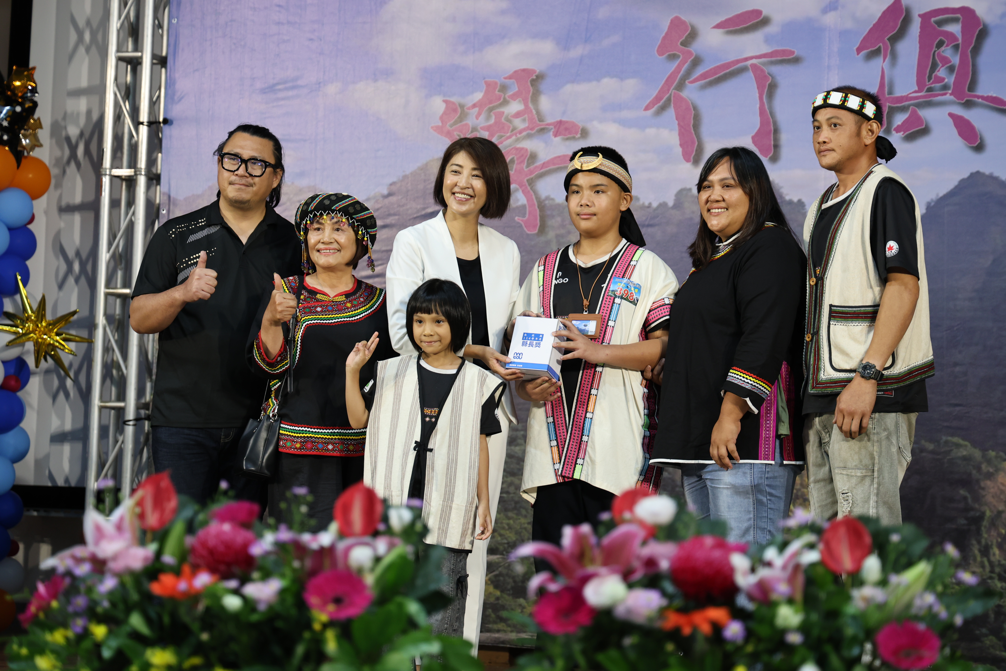 相關圖片7-許縣長頒發縣長獎 表揚全縣408位畢業生