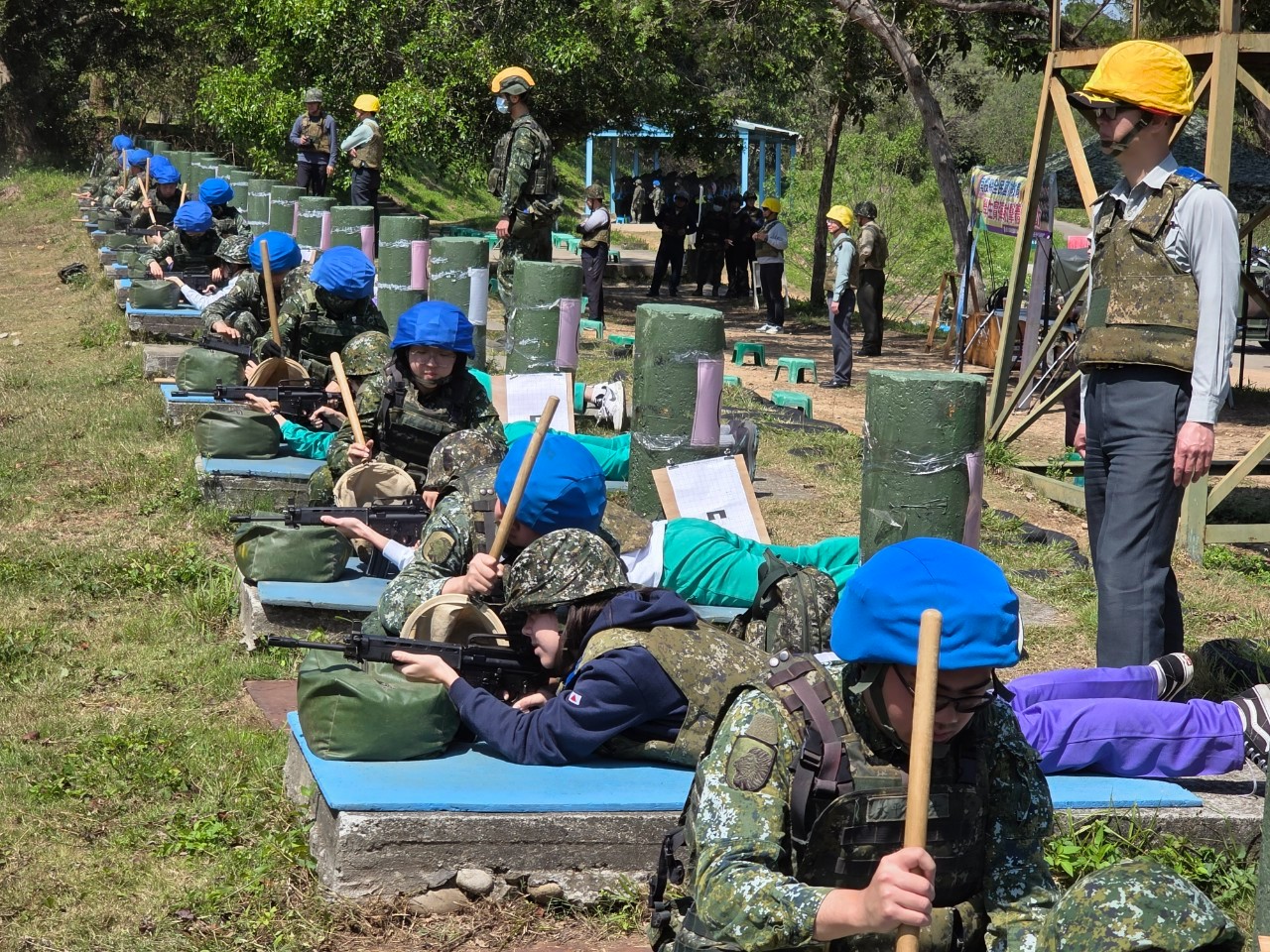 相關圖片2-南投縣114年高中職學生實彈射擊體驗 強化全民國防意識