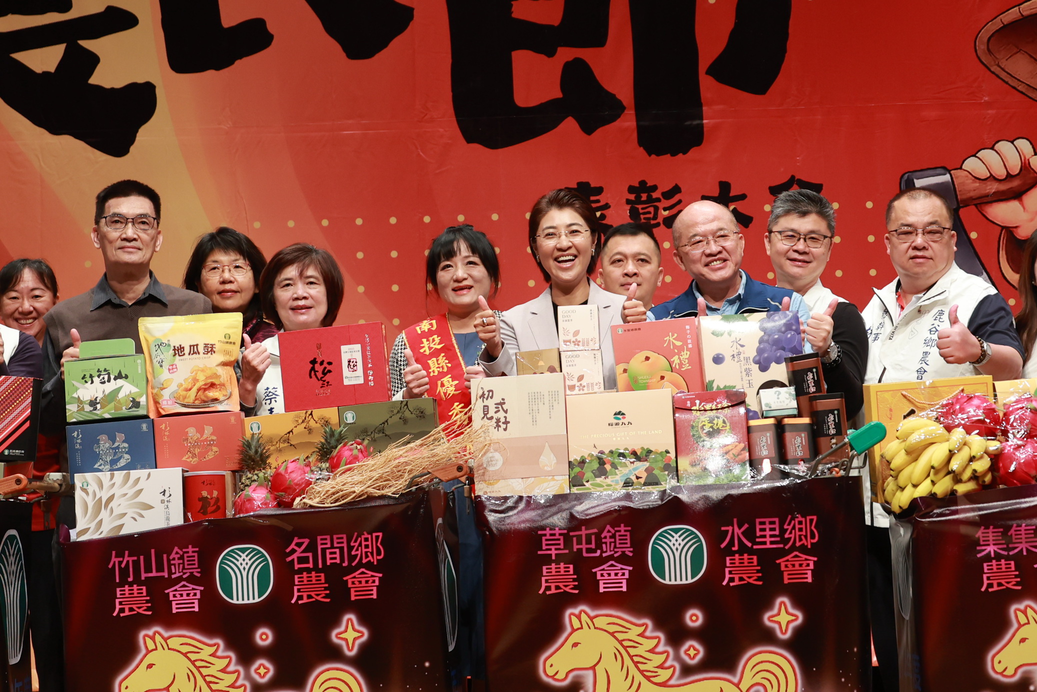 圖片-農民節表彰大會    縣長許淑華向農民致敬