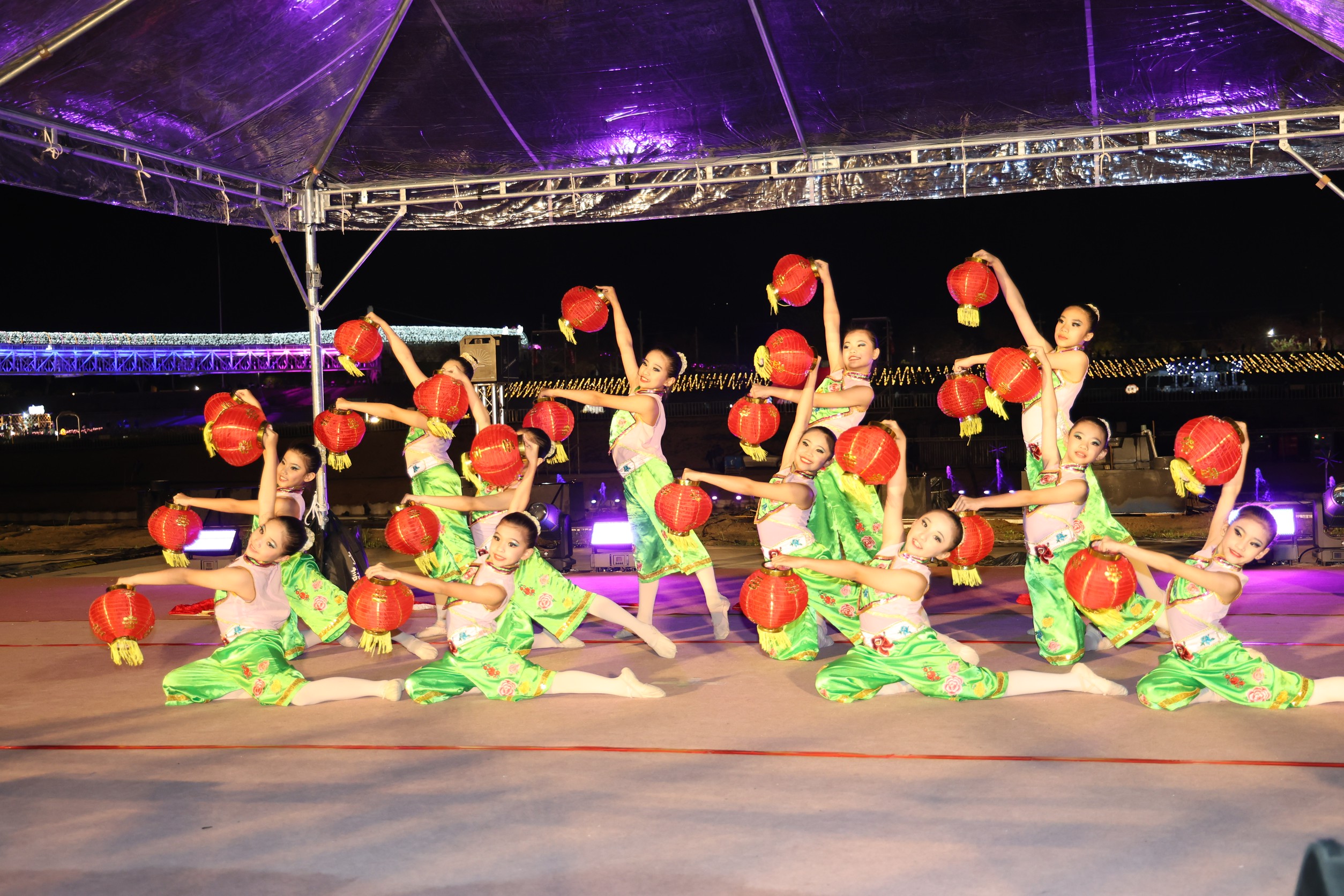 相關圖片4-南投燈會高潮迭起 民歌年代風華夜座無虛席