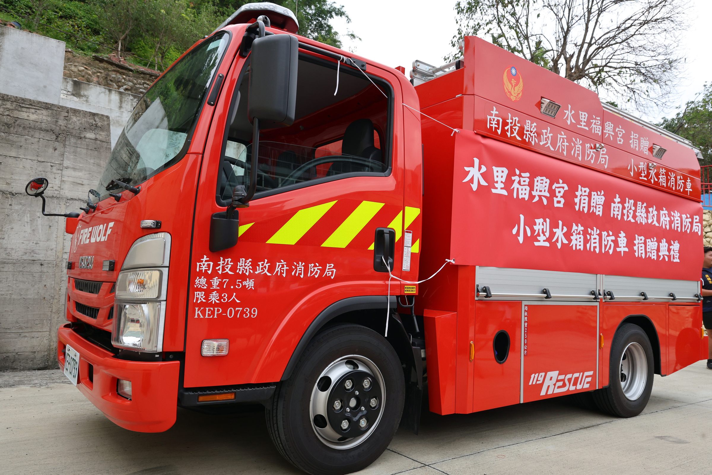 相關圖片1-土地公婆庇佑．福興宮慨捐500萬元消防水箱車  許縣長專程受贈感謝福興宮管委會造福鄉里