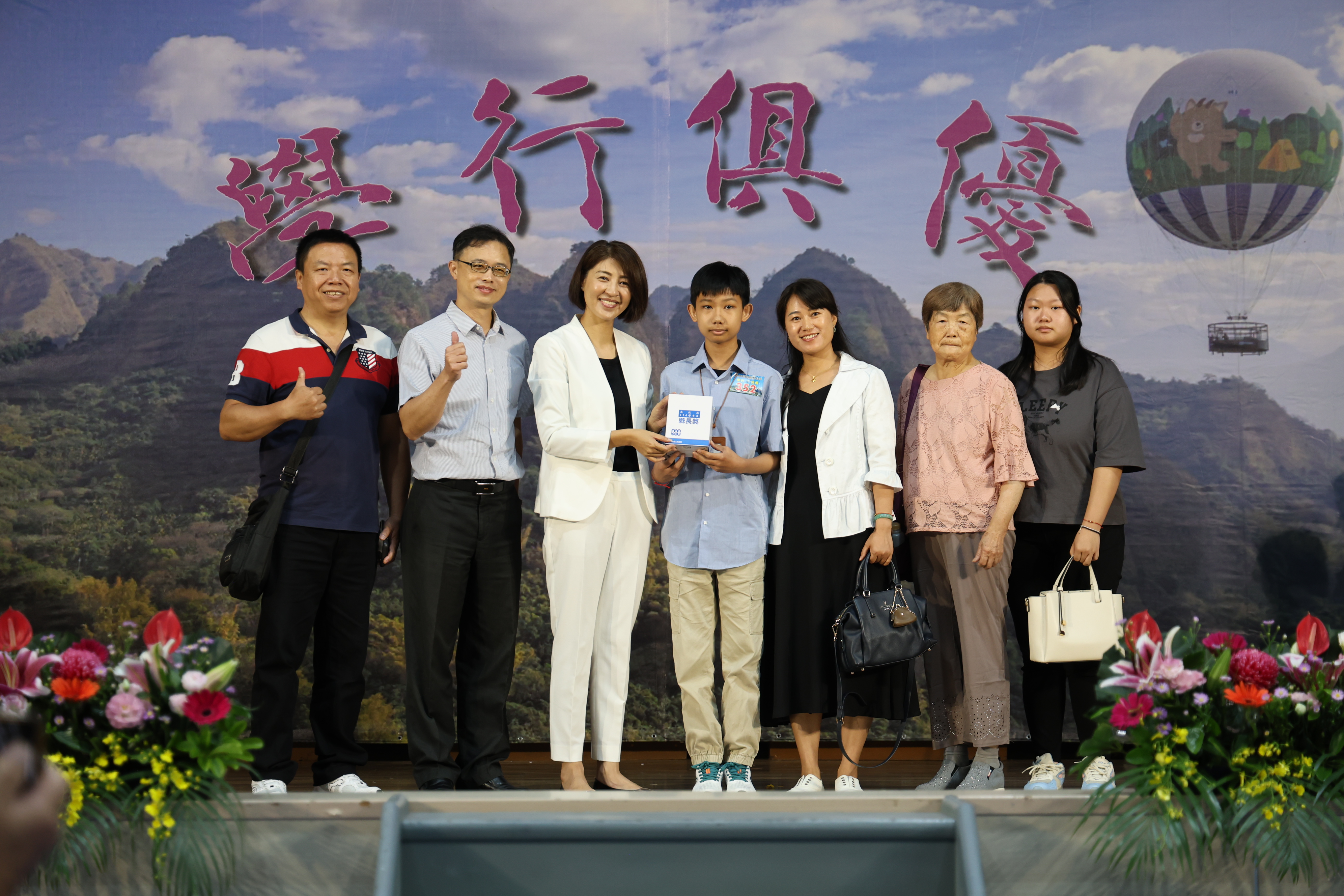 相關圖片5-許縣長頒發縣長獎 表揚全縣408位畢業生