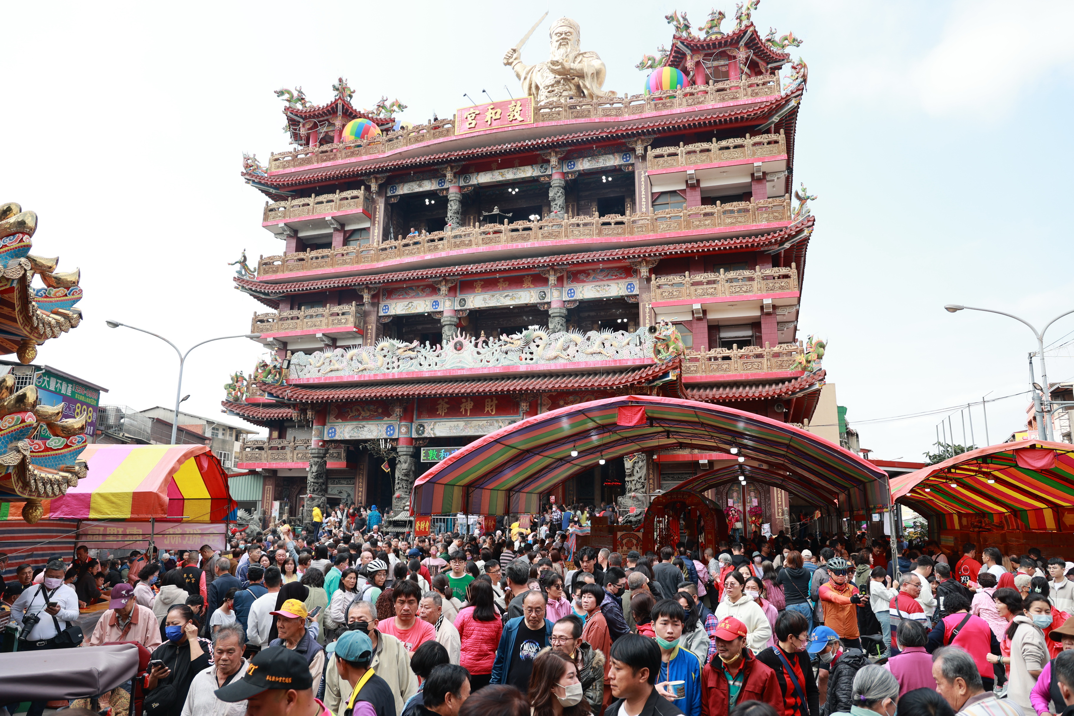 圖片-草屯敦和宮新春討喜！人潮擠爆   過財神平安橋、摸金元寶　副縣長王瑞德發紅包