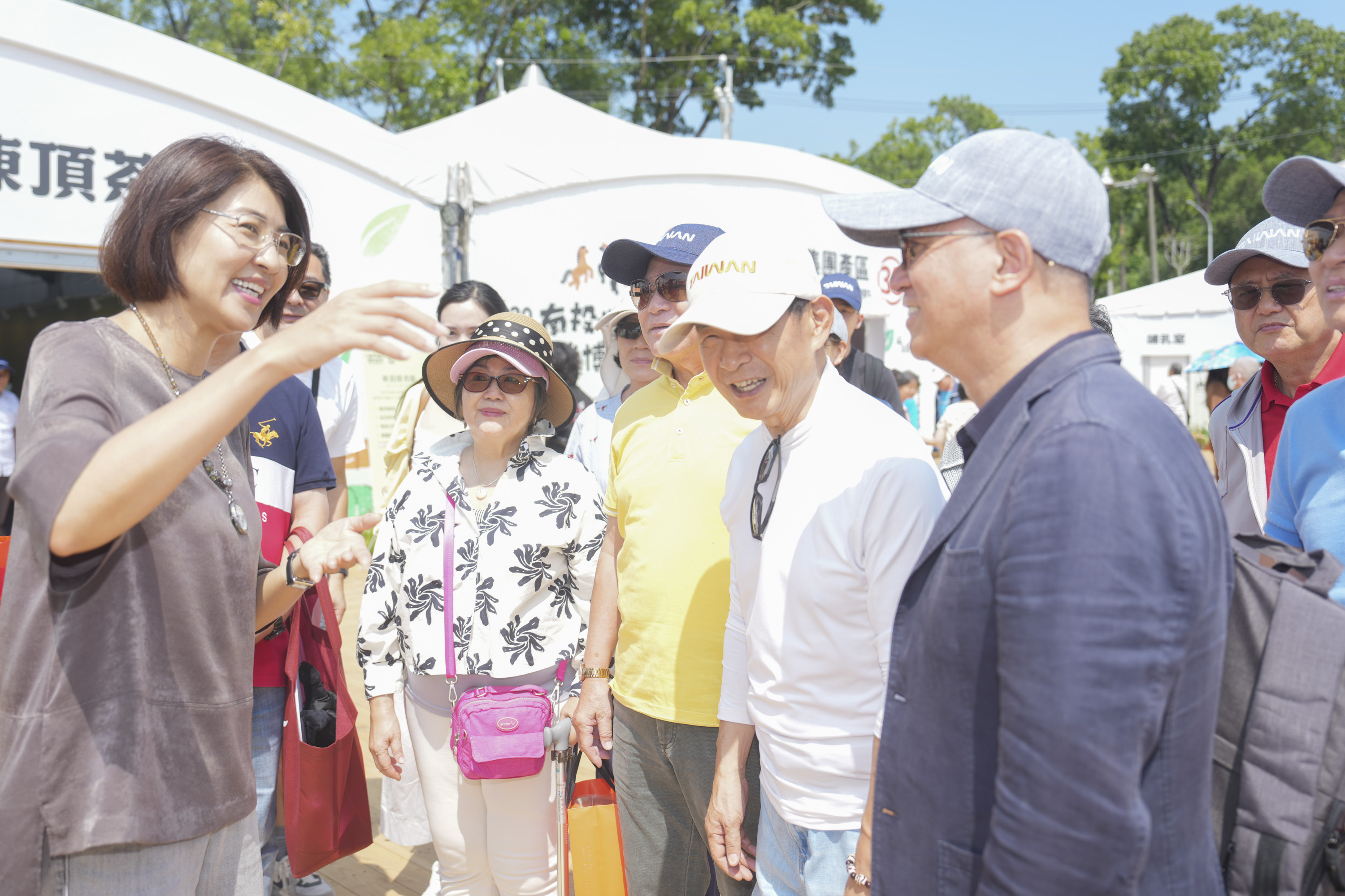 圖片-港澳踩線團乘「台灣好行」暢遊南投之美  逛茶博巧遇許縣長 大讚南投好茶