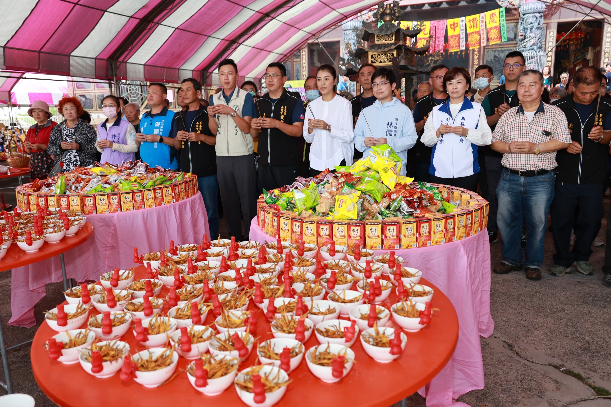 相關圖片3-中元普渡 許縣長出席受命宮及大眾爺廟法會開香