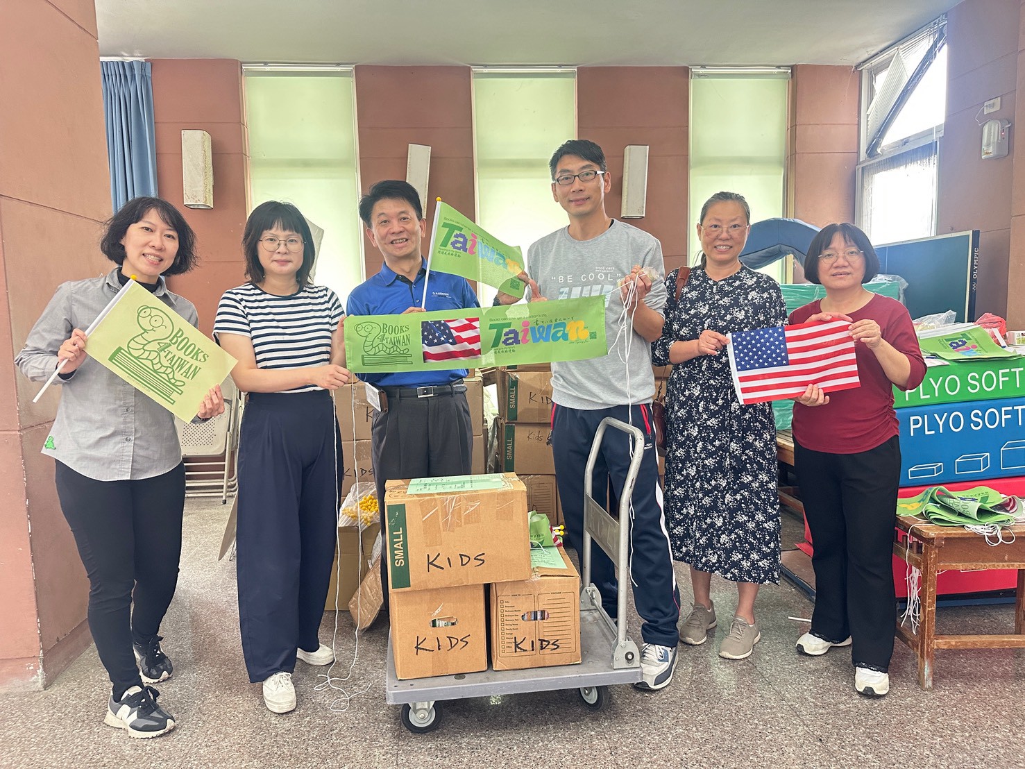 文章圖片-萬卷洋書跨海抵達南投！24所學校參與「115年Books For Taiwan免費外文書索取計畫」領書活動 3月2日起於名間國小熱烈展開，齊力推動 60箱英語資源直送校園教學現場