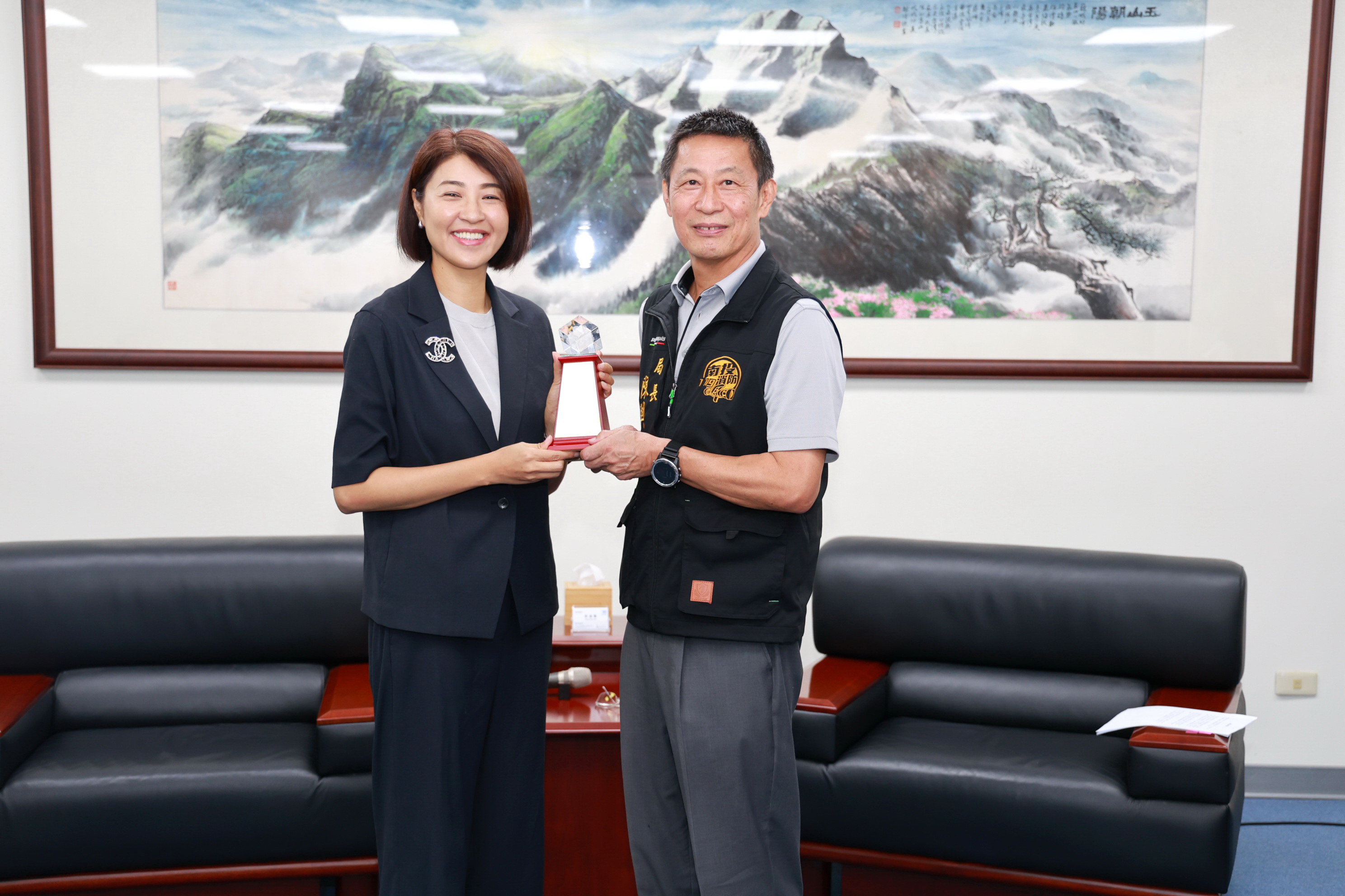相關圖片1-縣府表揚6位退休人員　許縣長祝福感謝期傳承經驗