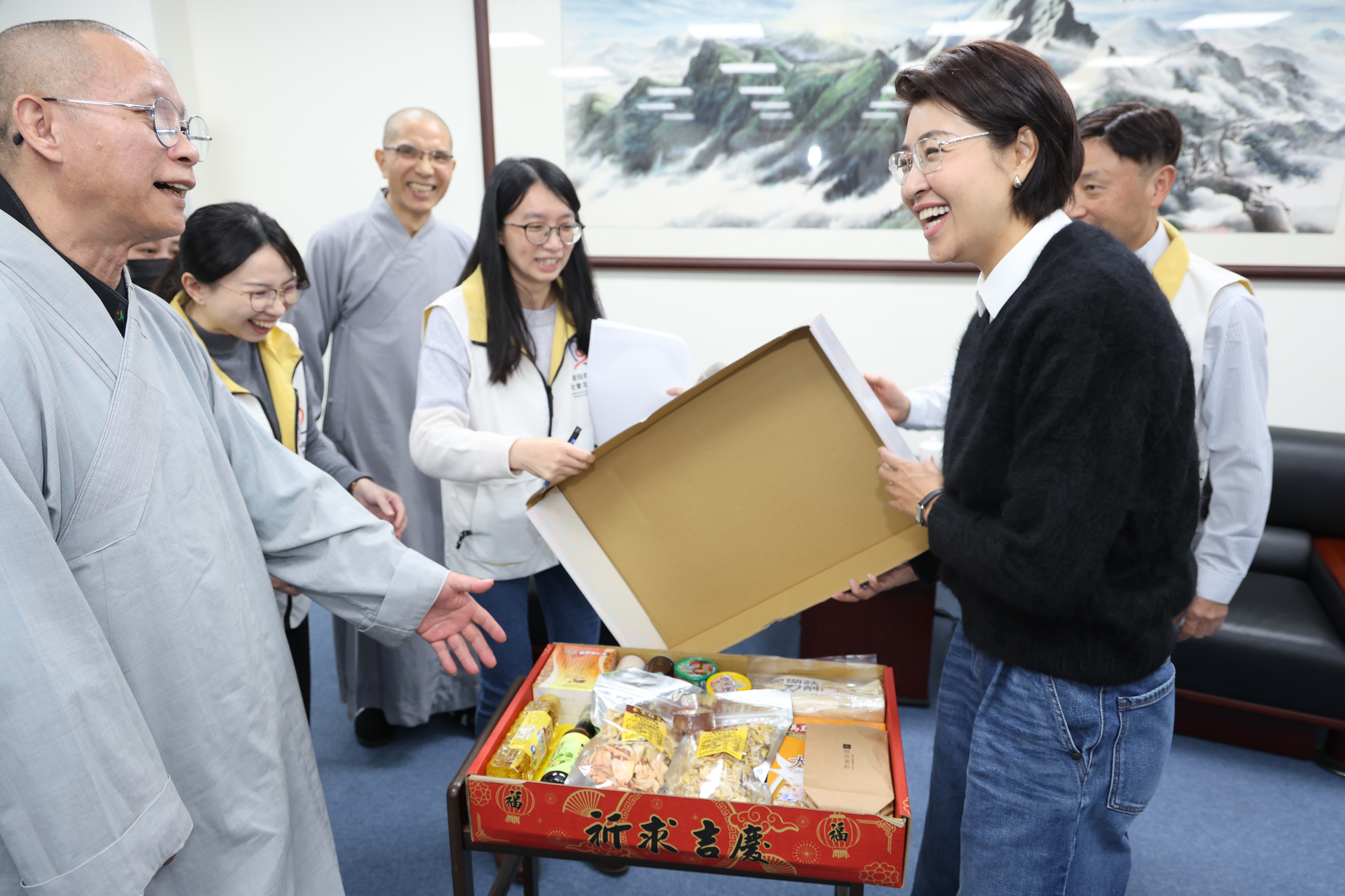 相關圖片4-靈巖山寺、淨心慈善基金會捐助善款及食物箱關懷南投弱勢