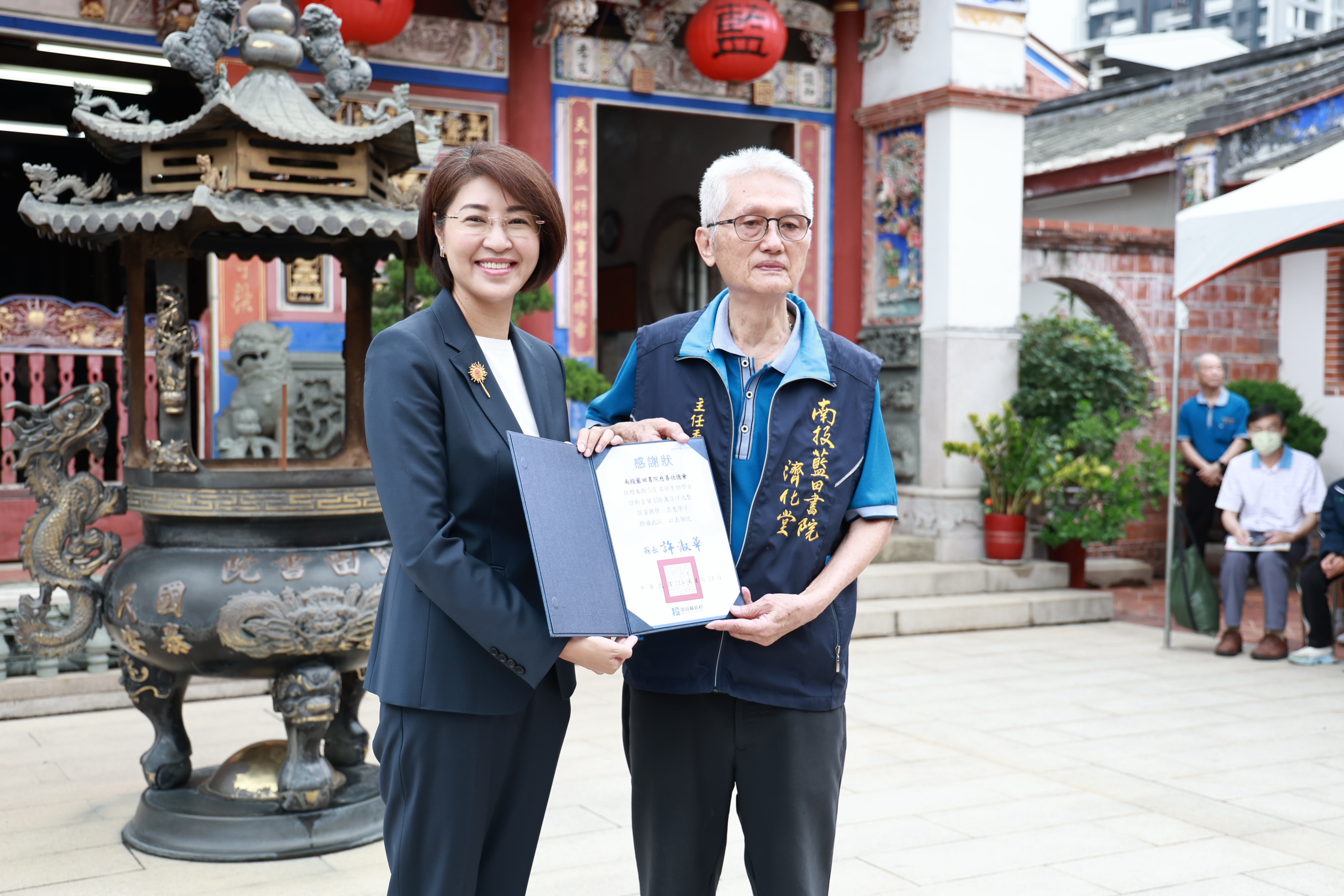 相關圖片1-藍田書院頒發清寒優秀學生獎學金  許縣長頒發感謝狀
